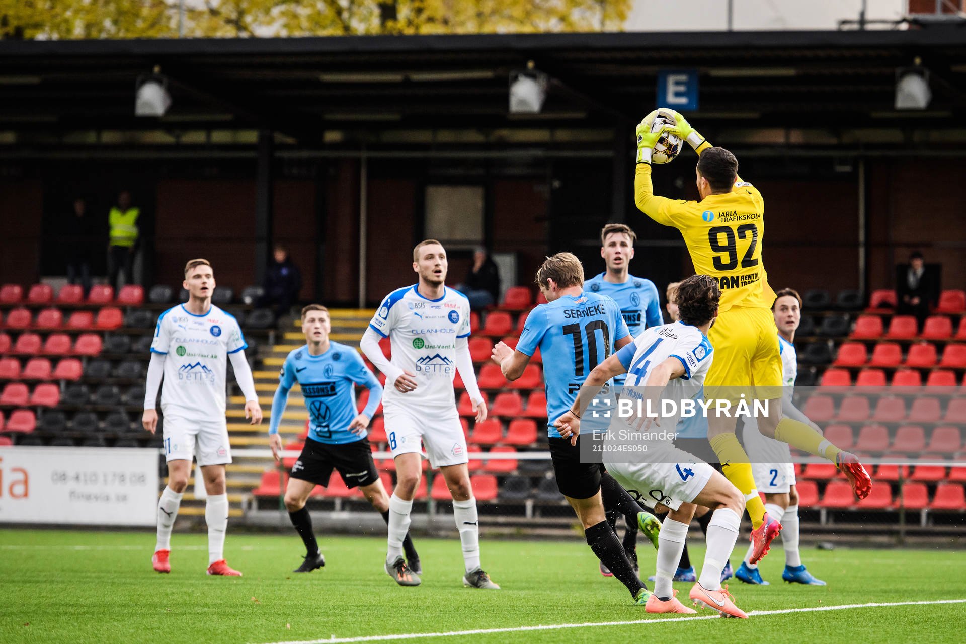 Akropolis målvakt Oresti Menka räddar en hörna under fotbollsmatchen i Superettan mellan Akropolis och Landskrona den 24 oktober 2021 i Stockholm.
