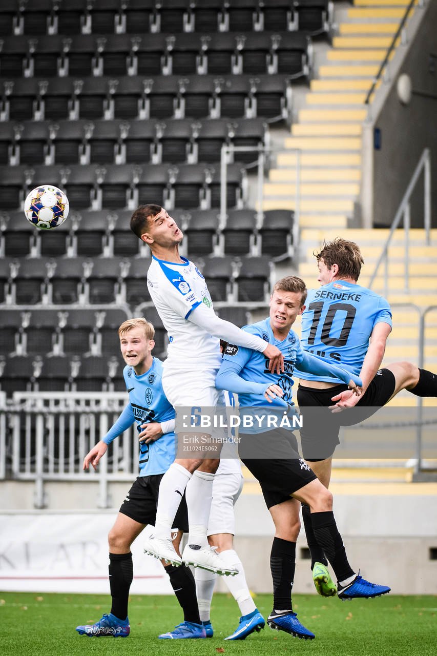 Akropolis Mauricio Albornoz nickar undan bollen på en