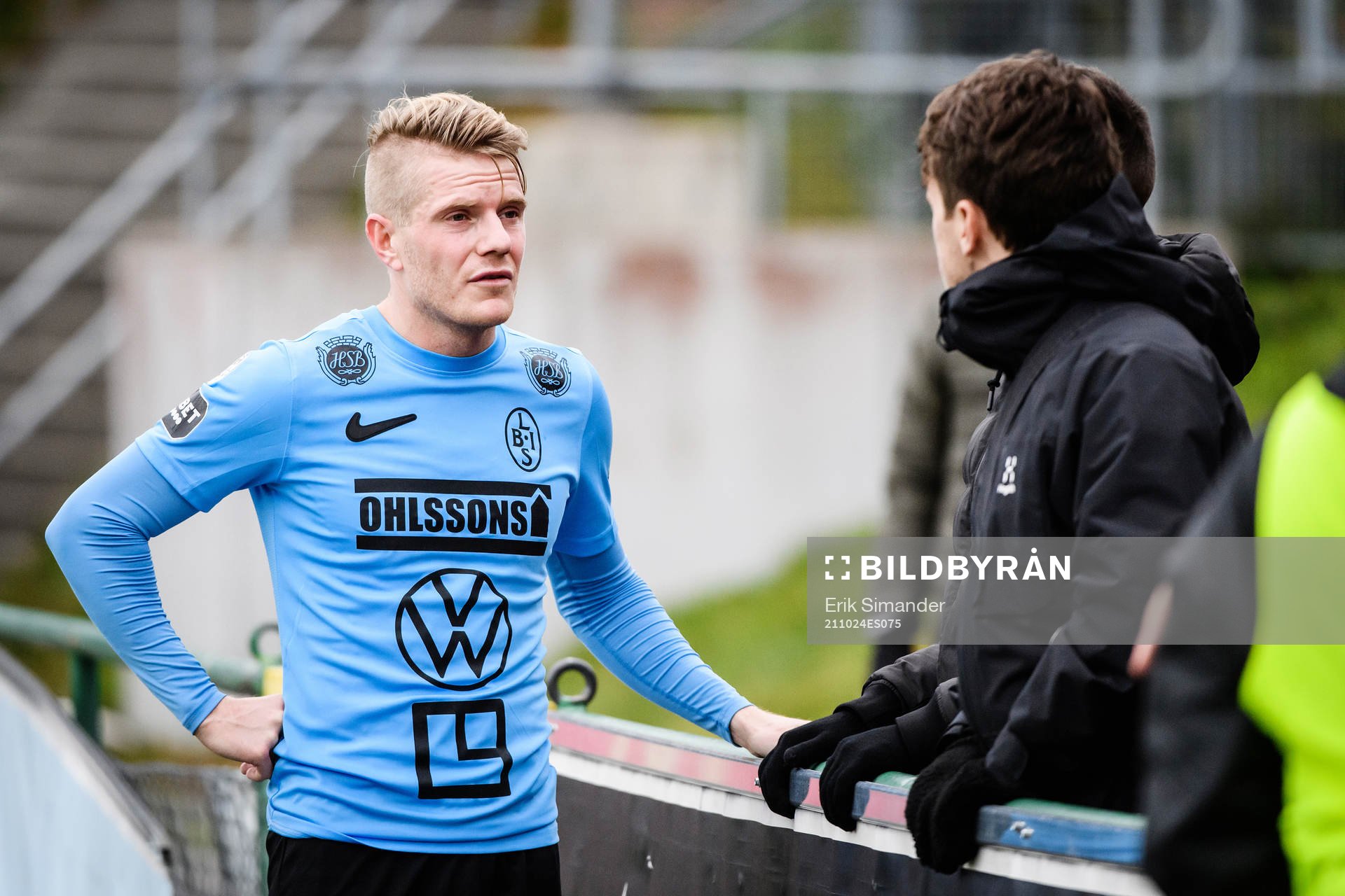 Landskronas Jacob Blixt samtalar med supportrar