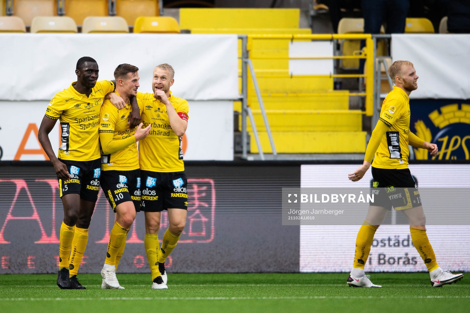 Elfsborgs Johan Larsson jublar med Simon Olsson och Maudo