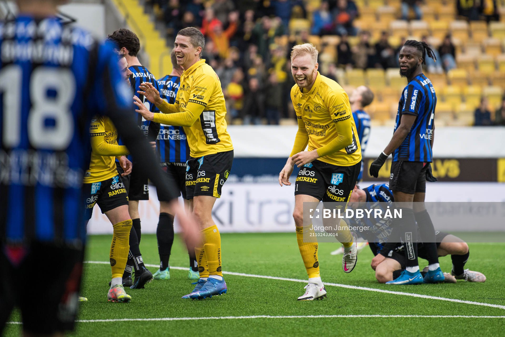 Elfsborgs Sveinn Gudjohnsen jublar med Rasmus Alm och