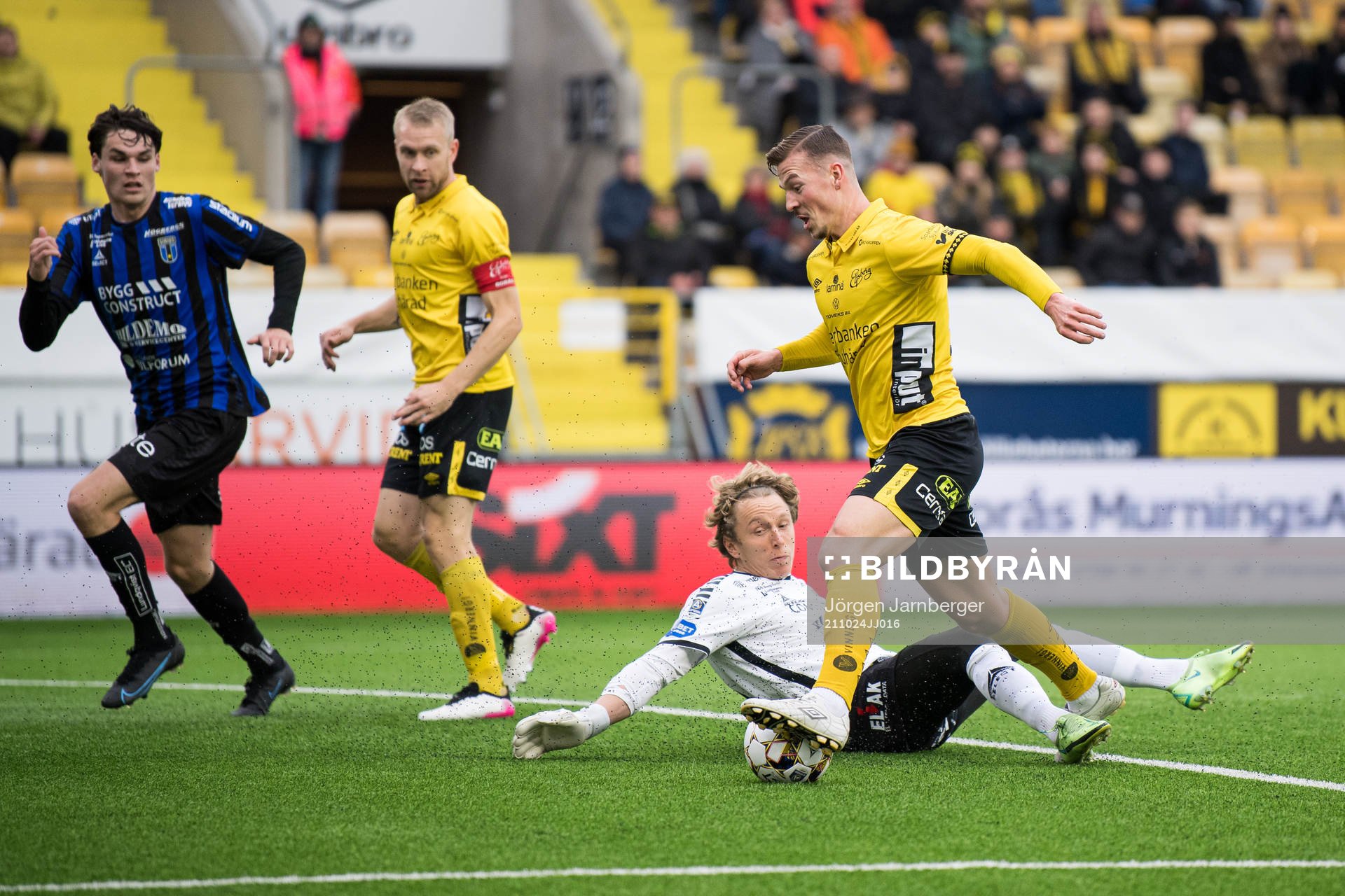 Elfsborgs Simon Olsson och Sirius målvakt August Ahlin