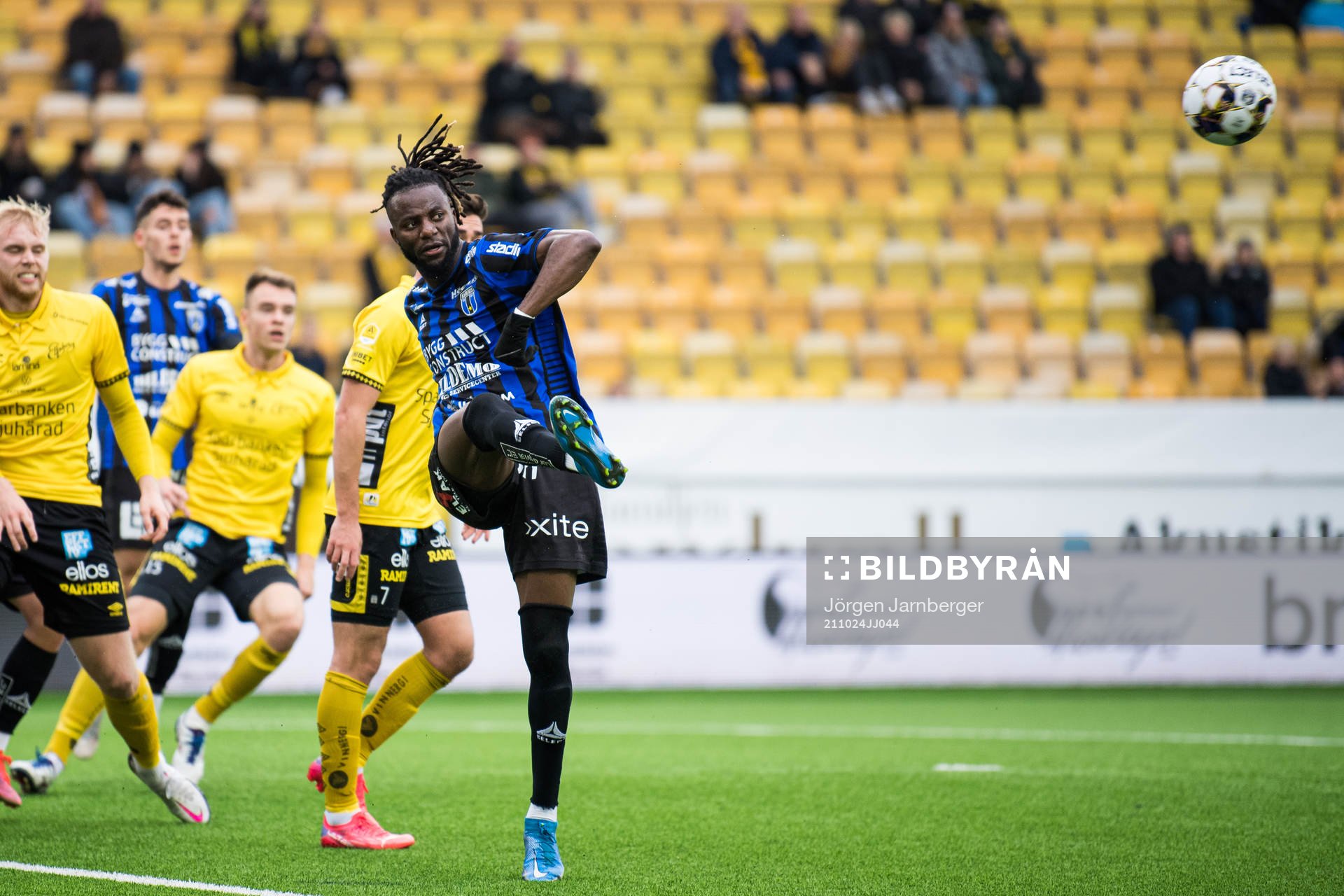 Sirius Joseph Colley rensar undan bollen