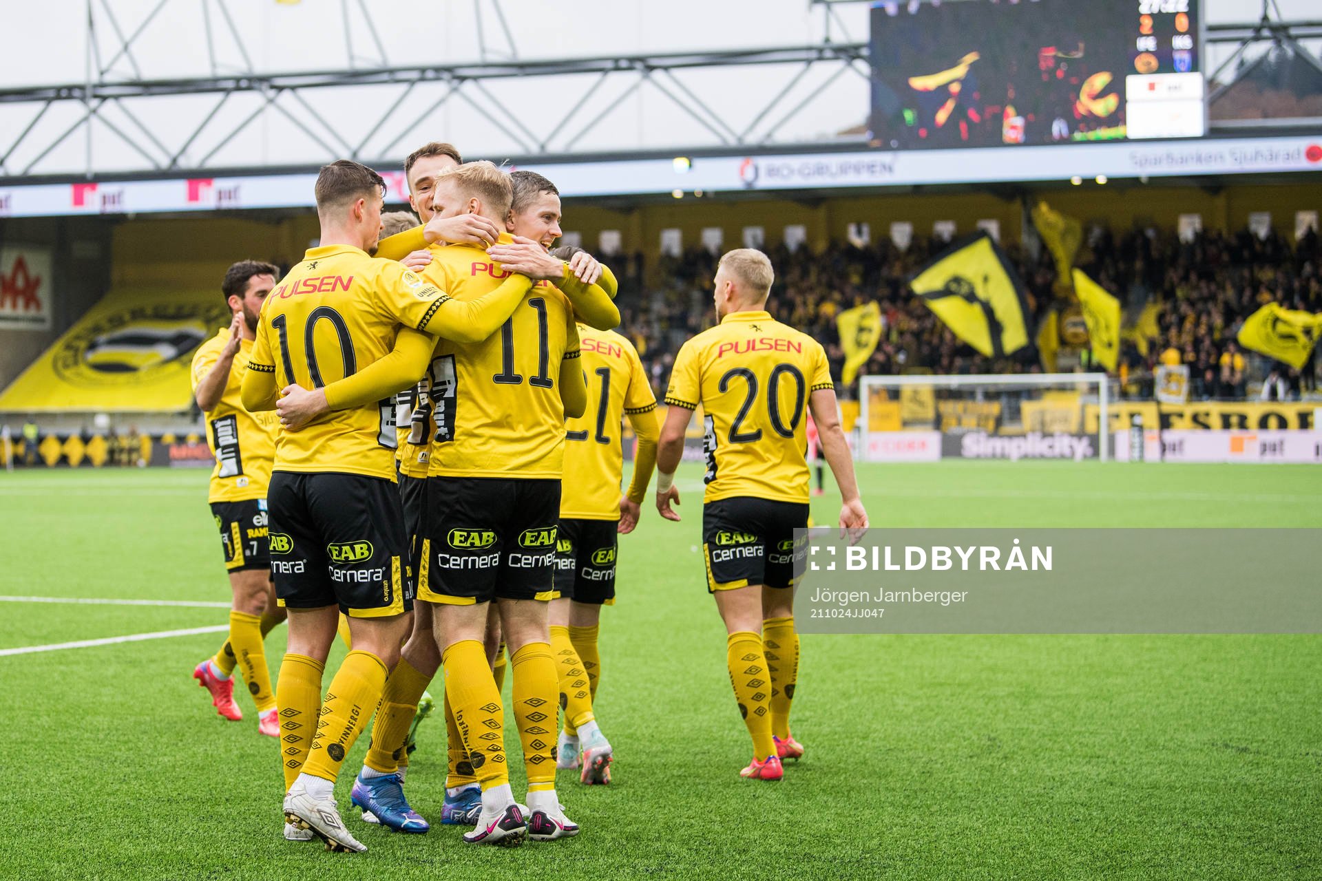 Elfsborgs Sveinn Gudjohnsen gratuleras