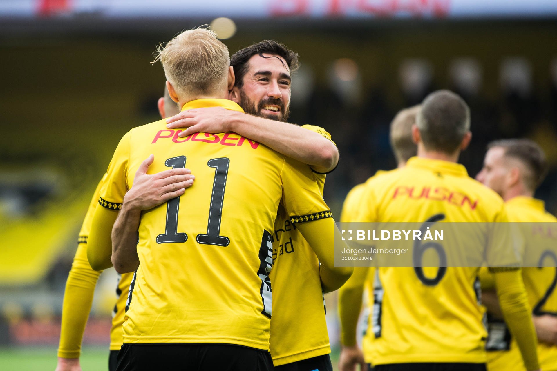 Elfsborgs Frederik Holst gratulerar Sveinn Gudjohnsen