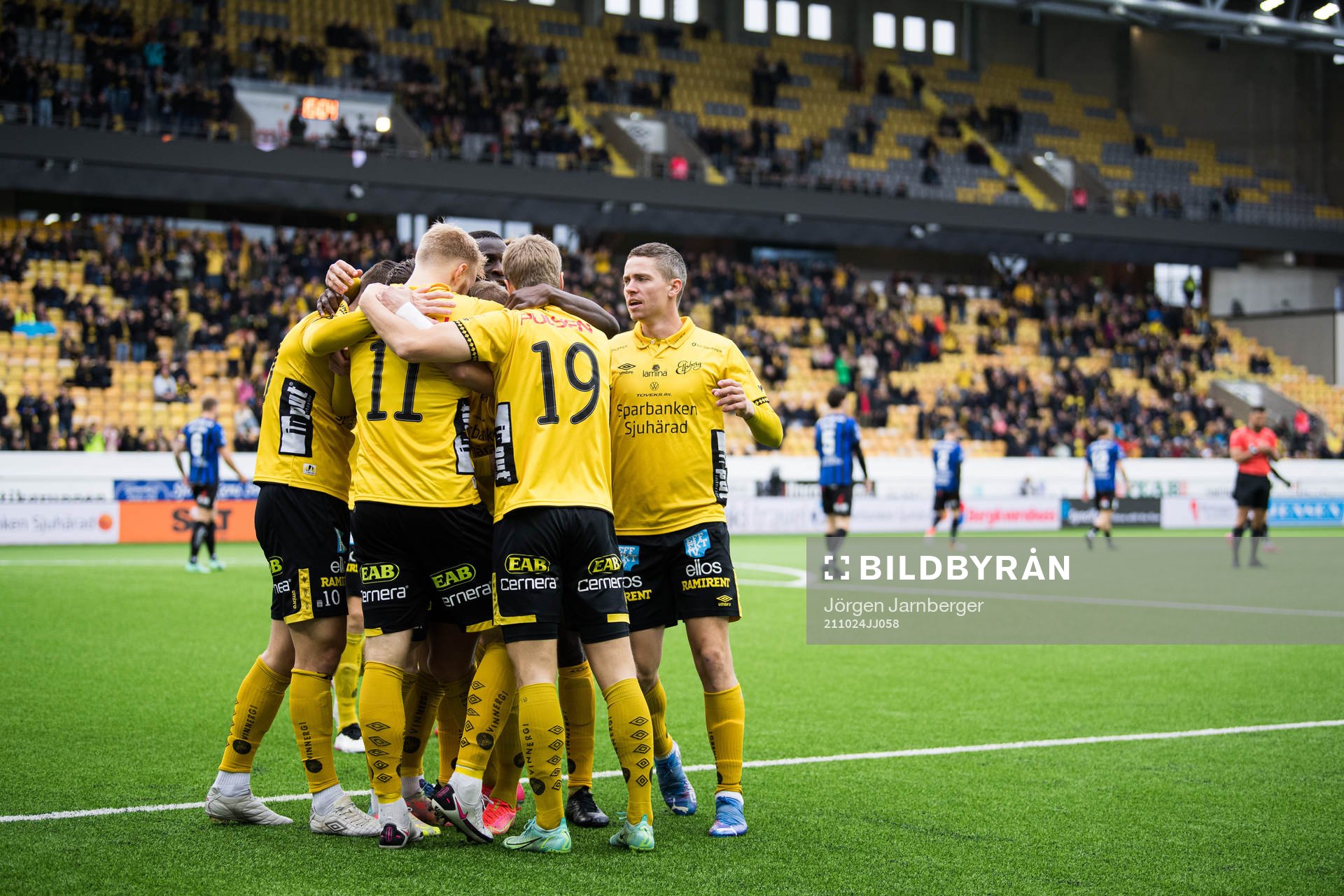 Elfsborgs Sveinn Gudjohnsen kramas om