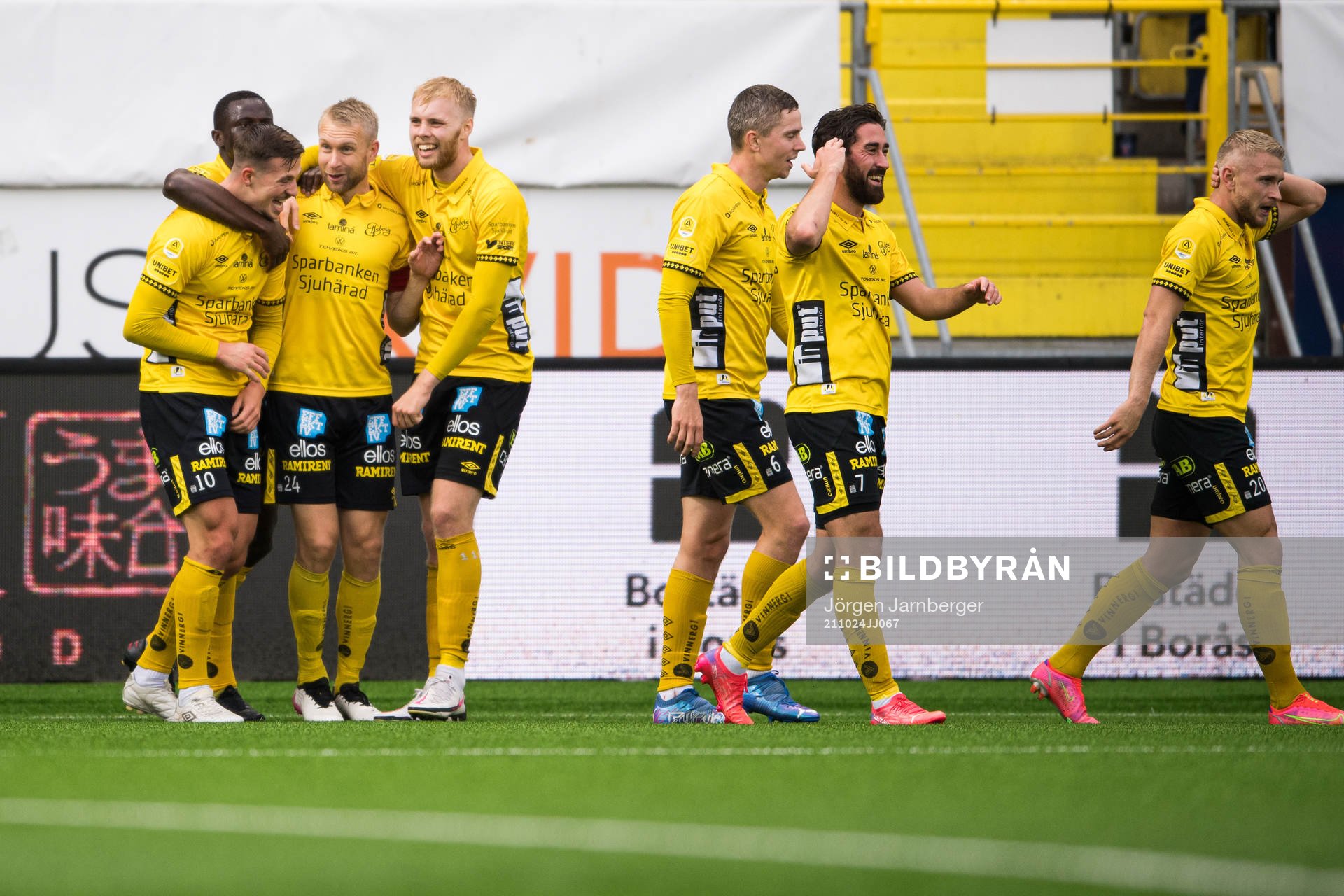 Elfsborgs Johan Larsson gratuleras av Maudo Lamine Jarjué,