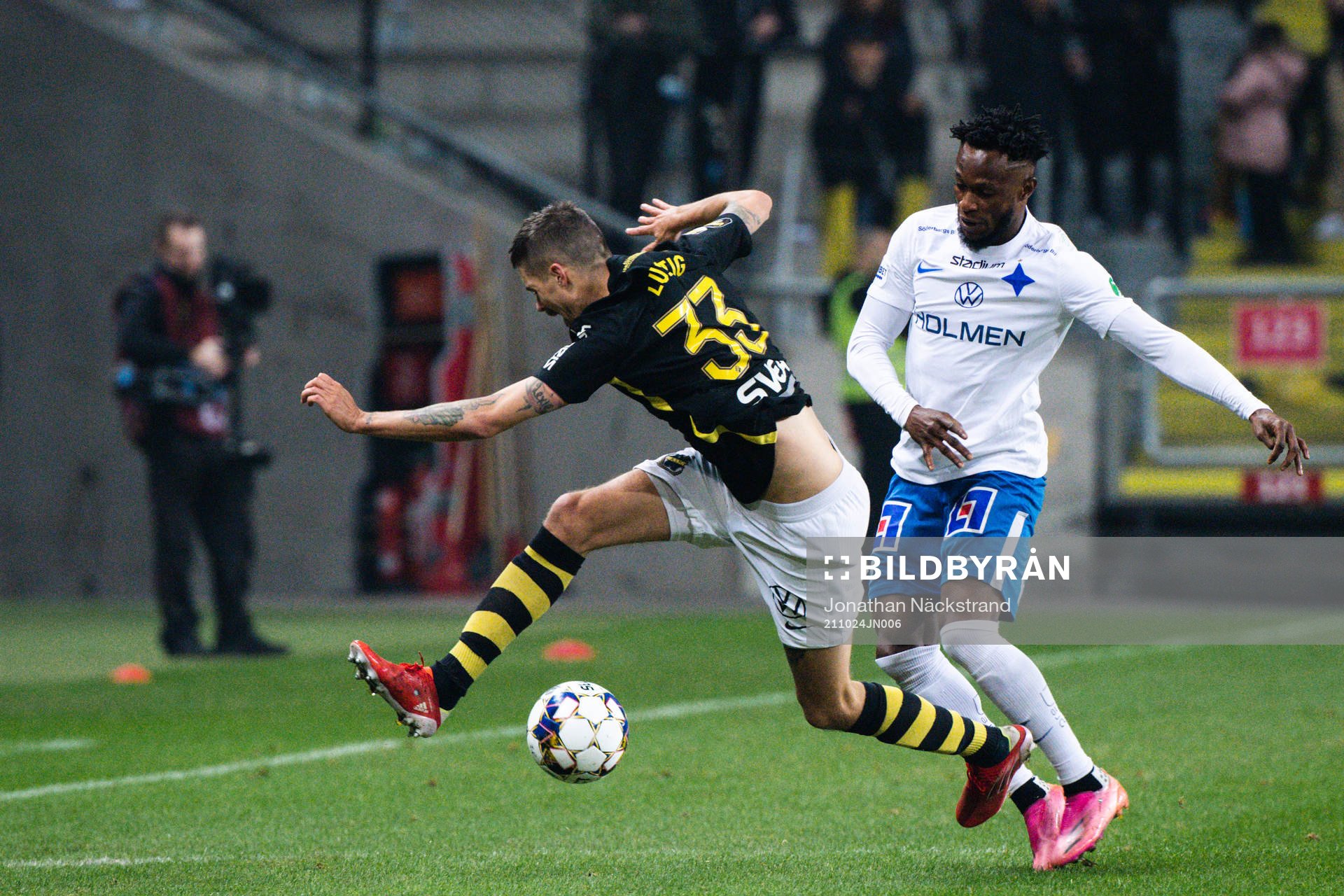 s Mikael Lustig och IFK Norrköpings Samuel Adegbenro
