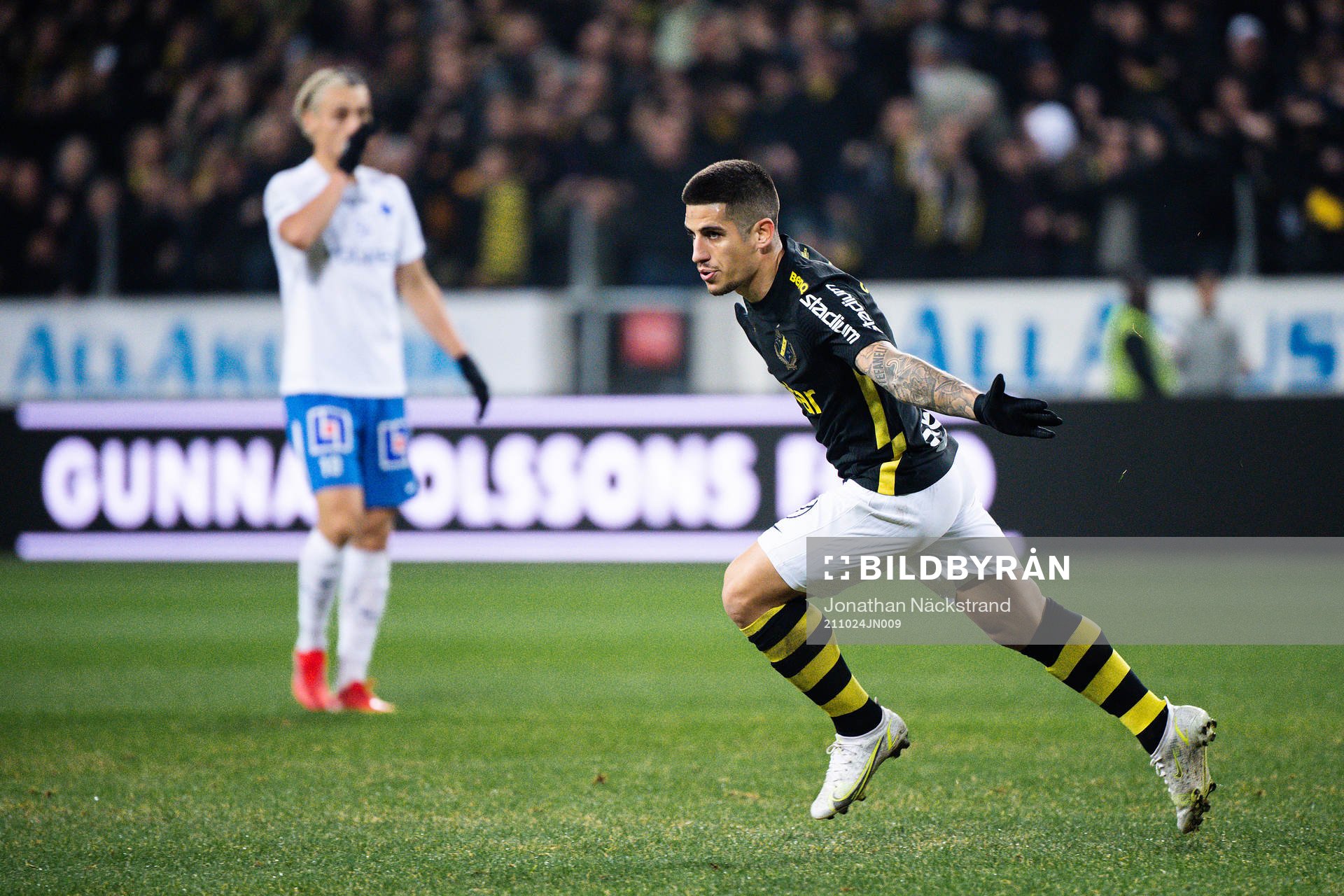 AIK:s Nicolas Stefanelli jublar efter 1-0 under fotbollsmatchen i Allsvenskan mellan AIK och IFK Norrköping den 24 oktober 2021 i Stockholm.
