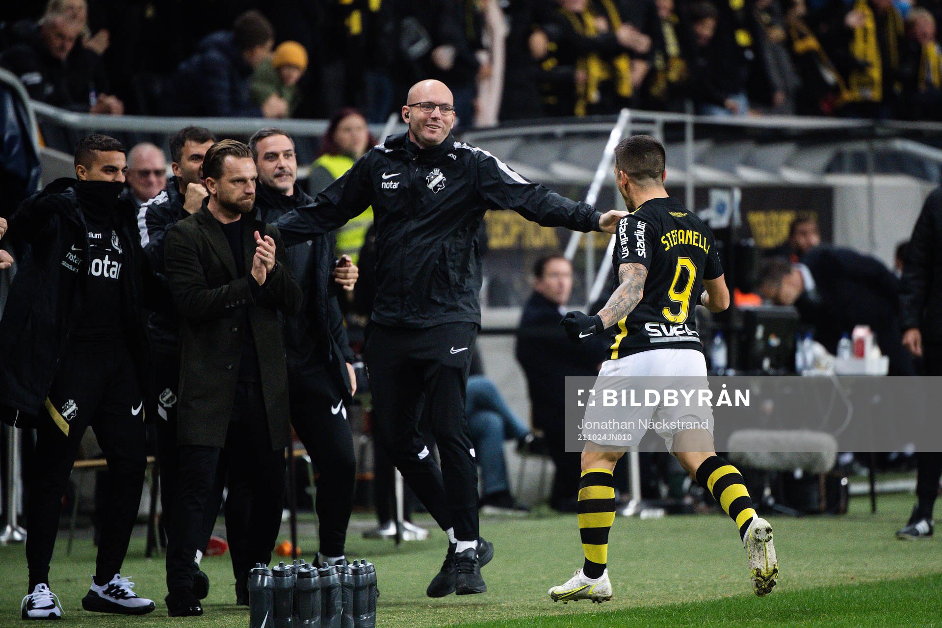 AIK:s Nicolas Stefanelli jublar efter 1-0 under fotbollsmatchen i Allsvenskan mellan AIK och IFK Norrköping den 24 oktober 2021 i Stockholm.