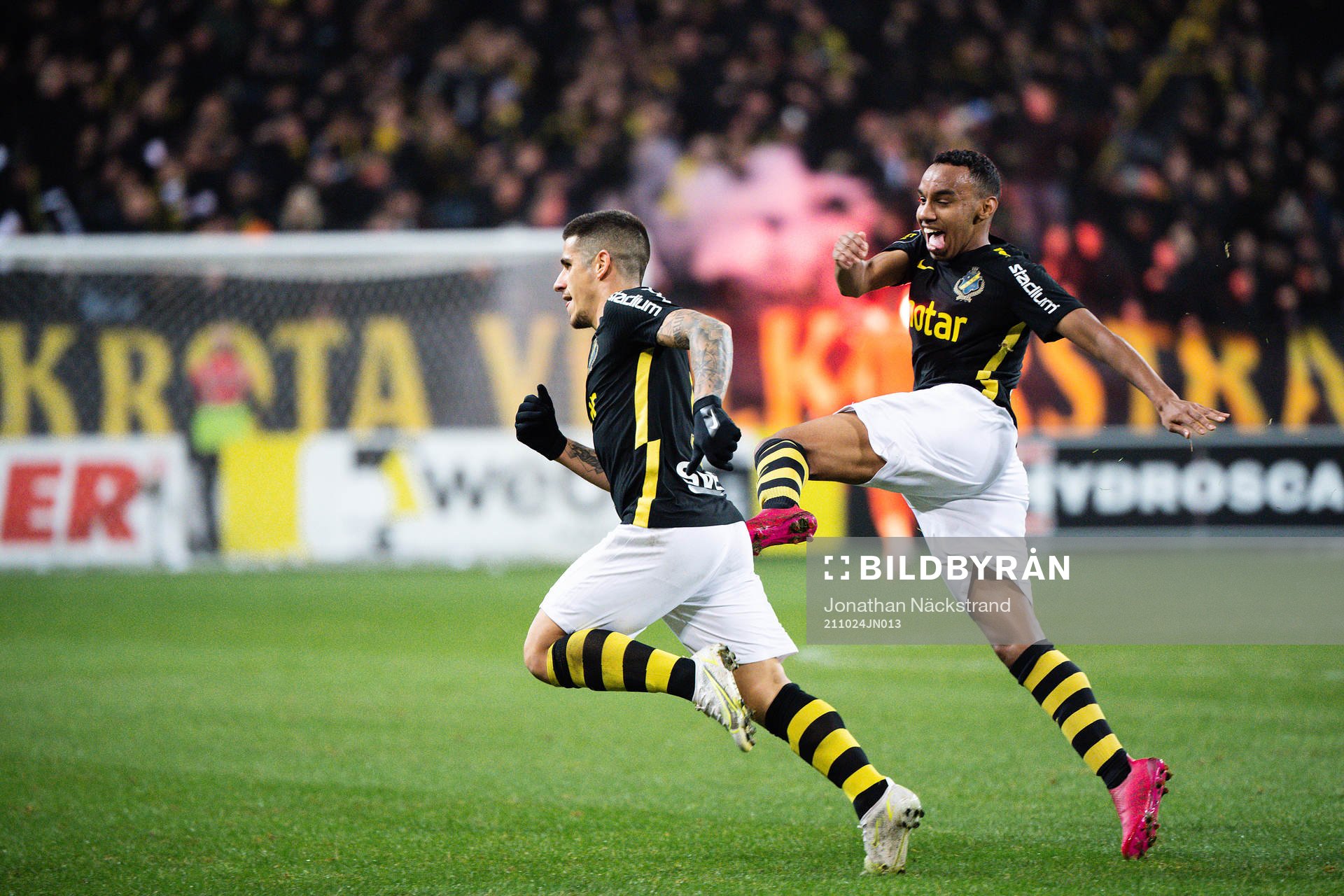 AIK:s Nicolas Stefanelli och Bilal Hussein jublar efter 1-0 under fotbollsmatchen i Allsvenskan mellan AIK och IFK Norrköping den 24 oktober 2021 i Stockholm.