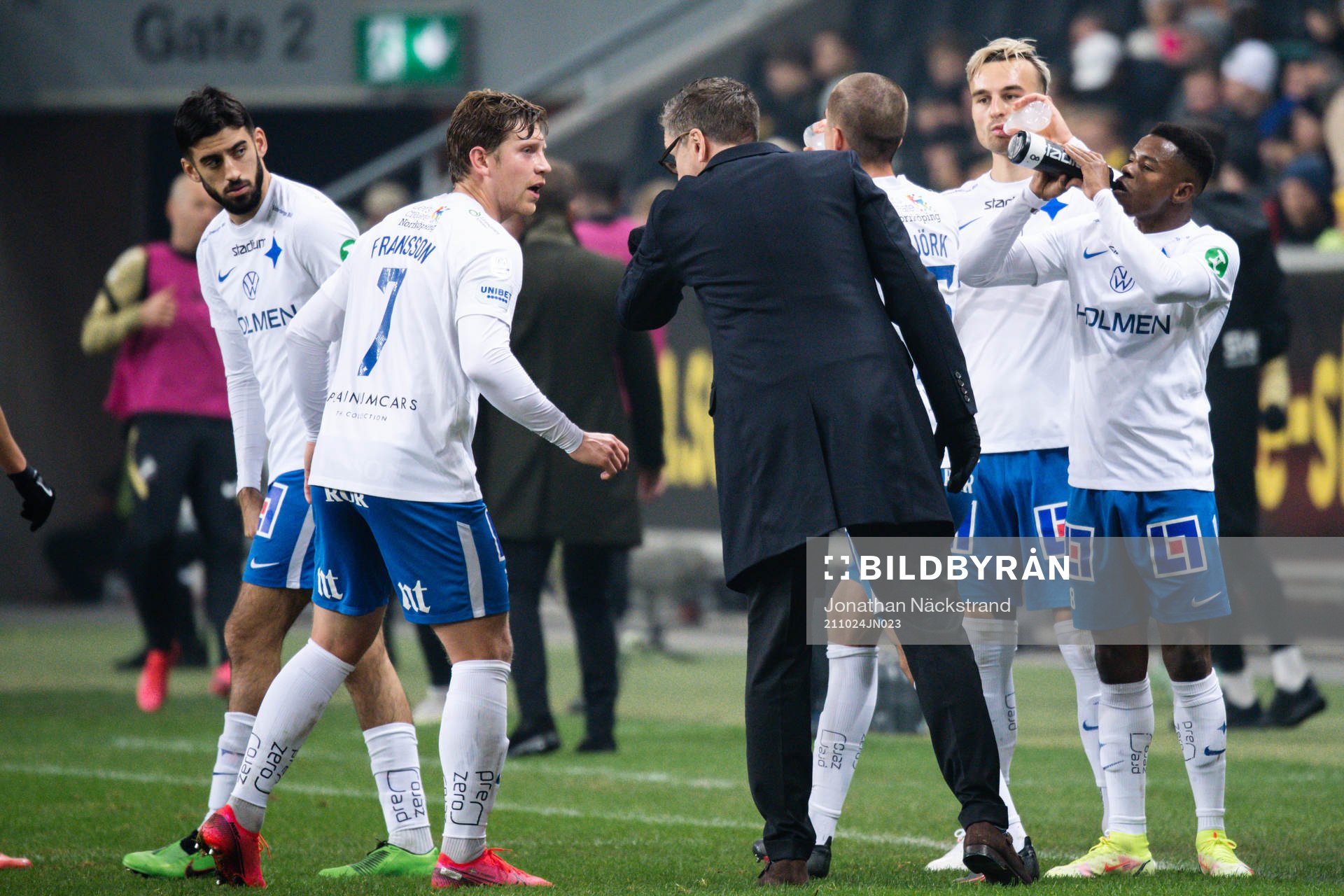IFK Norrköpings tränare Rikard Norling i samtal med Alexander Fransson under fotbollsmatchen i Allsvenskan mellan AIK och IFK Norrköping den 24 oktober 2021 i Stockholm.