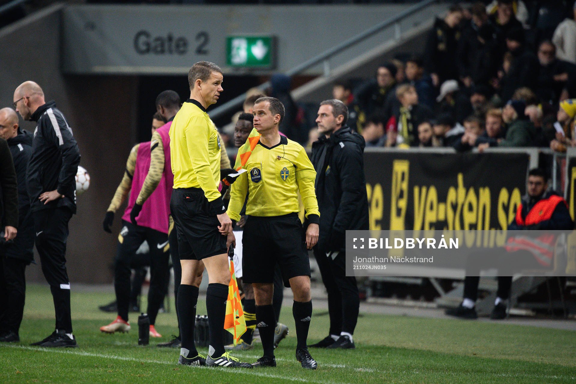 Assisterande domare Daniel Gustavsson och Daniel Wärnmark under fotbollsmatchen i Allsvenskan mellan AIK och IFK Norrköping den 24 oktober 2021 i Stockholm.
