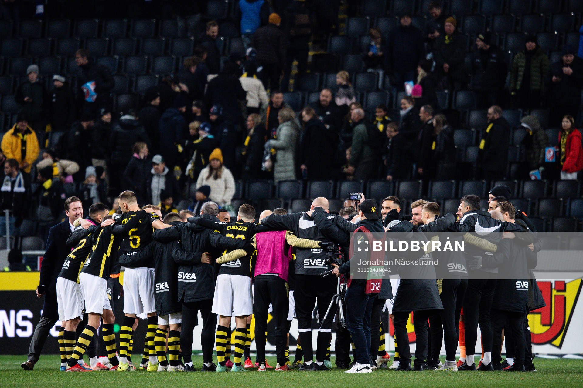 AIK:s spelare jublar efter fotbollsmatchen i Allsvenskan mellan AIK och IFK Norrköping den 24 oktober 2021 i Stockholm. 