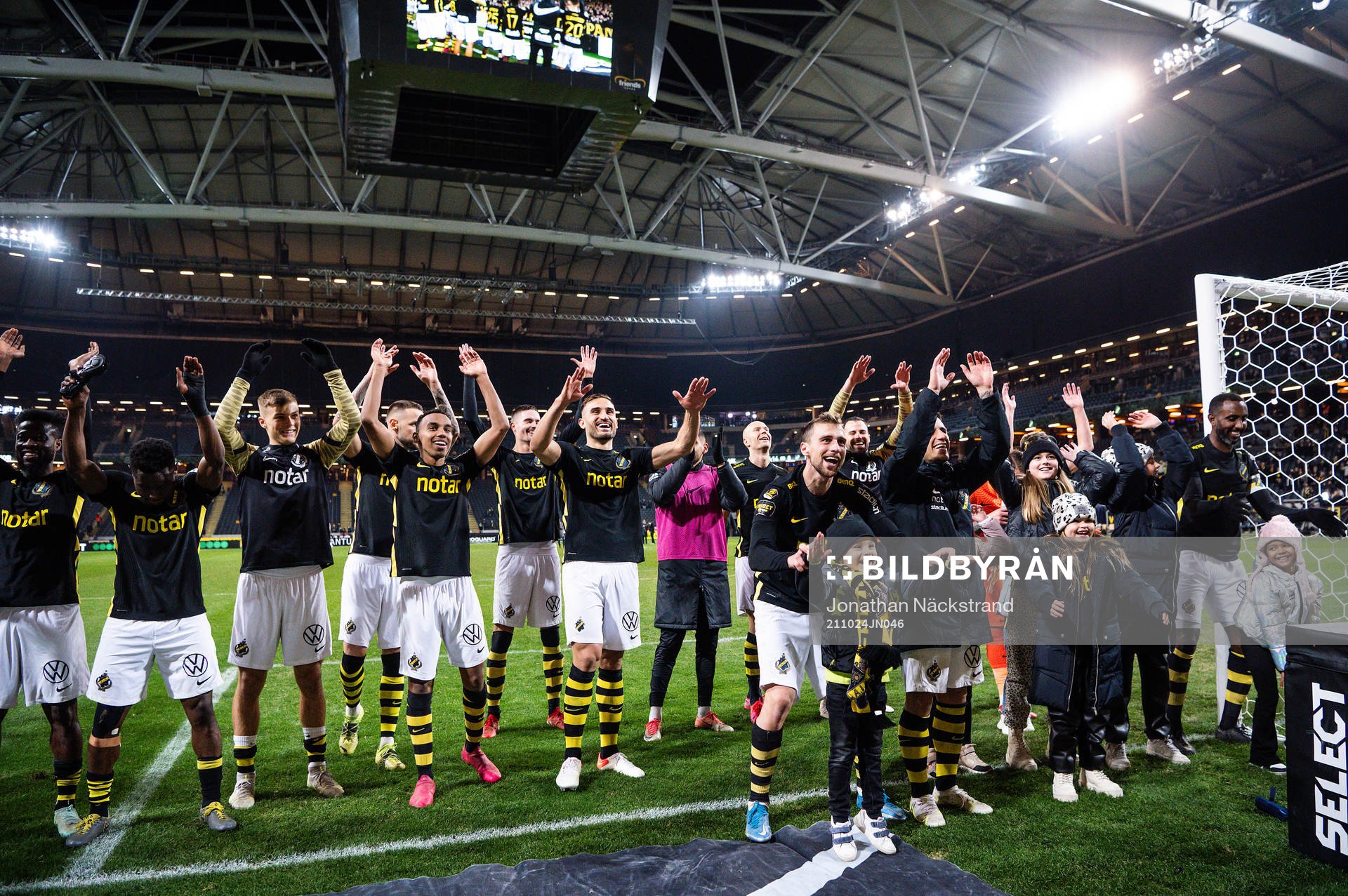 AIK:s spelare jublar efter fotbollsmatchen i Allsvenskan mellan AIK och IFK Norrköping den 24 oktober 2021 i Stockholm. 