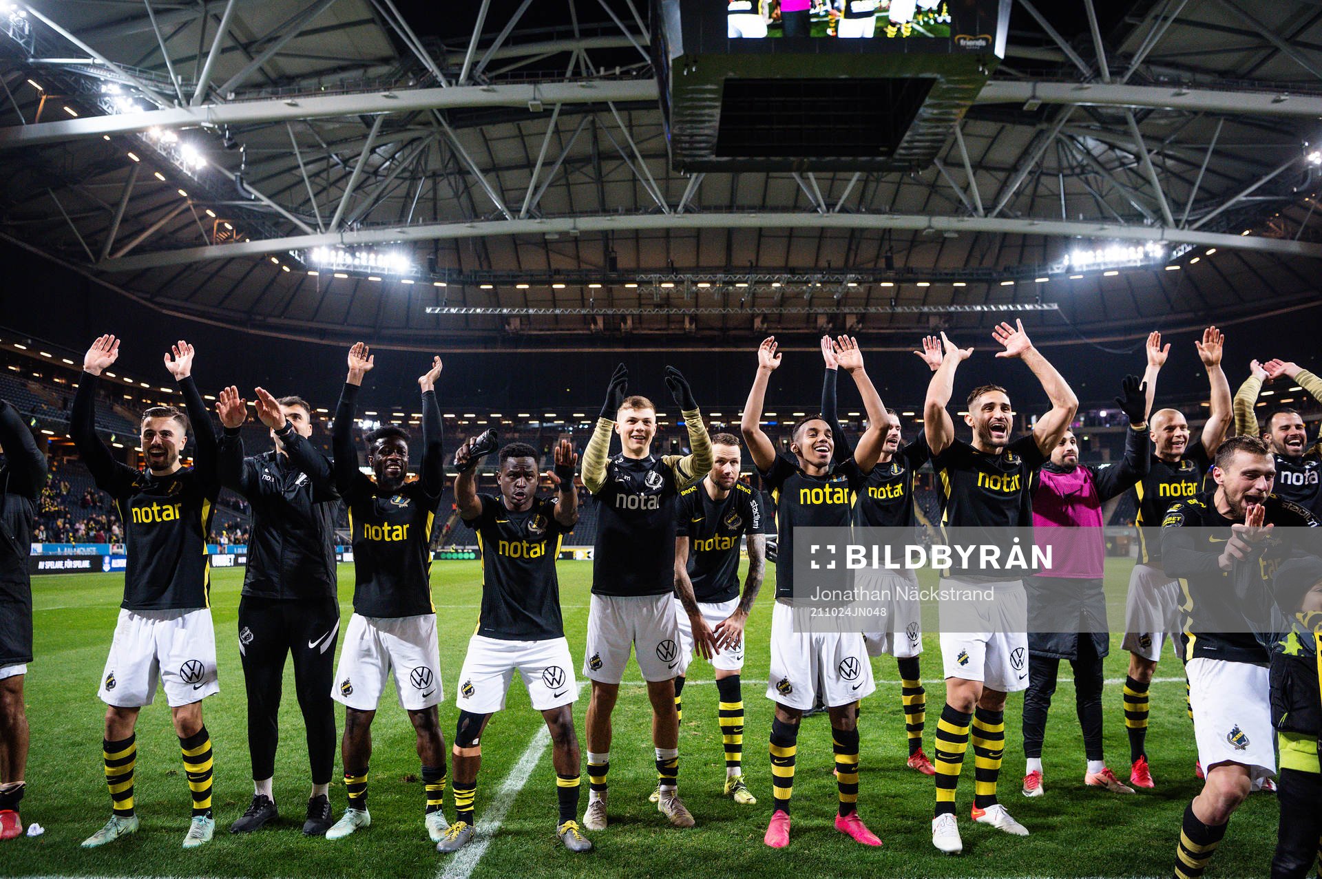 AIK:s spelare jublar efter fotbollsmatchen i Allsvenskan mellan AIK och IFK Norrköping den 24 oktober 2021 i Stockholm. 