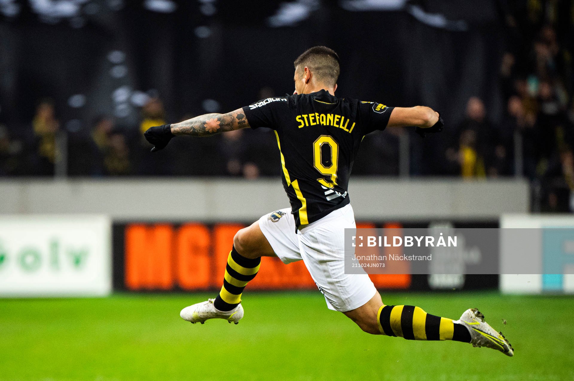 AIK:s Nicolas Stefanelli jublar efter 1-0 under fotbollsmatchen i Allsvenskan mellan AIK och IFK Norrköping den 24 oktober 2021 i Stockholm.