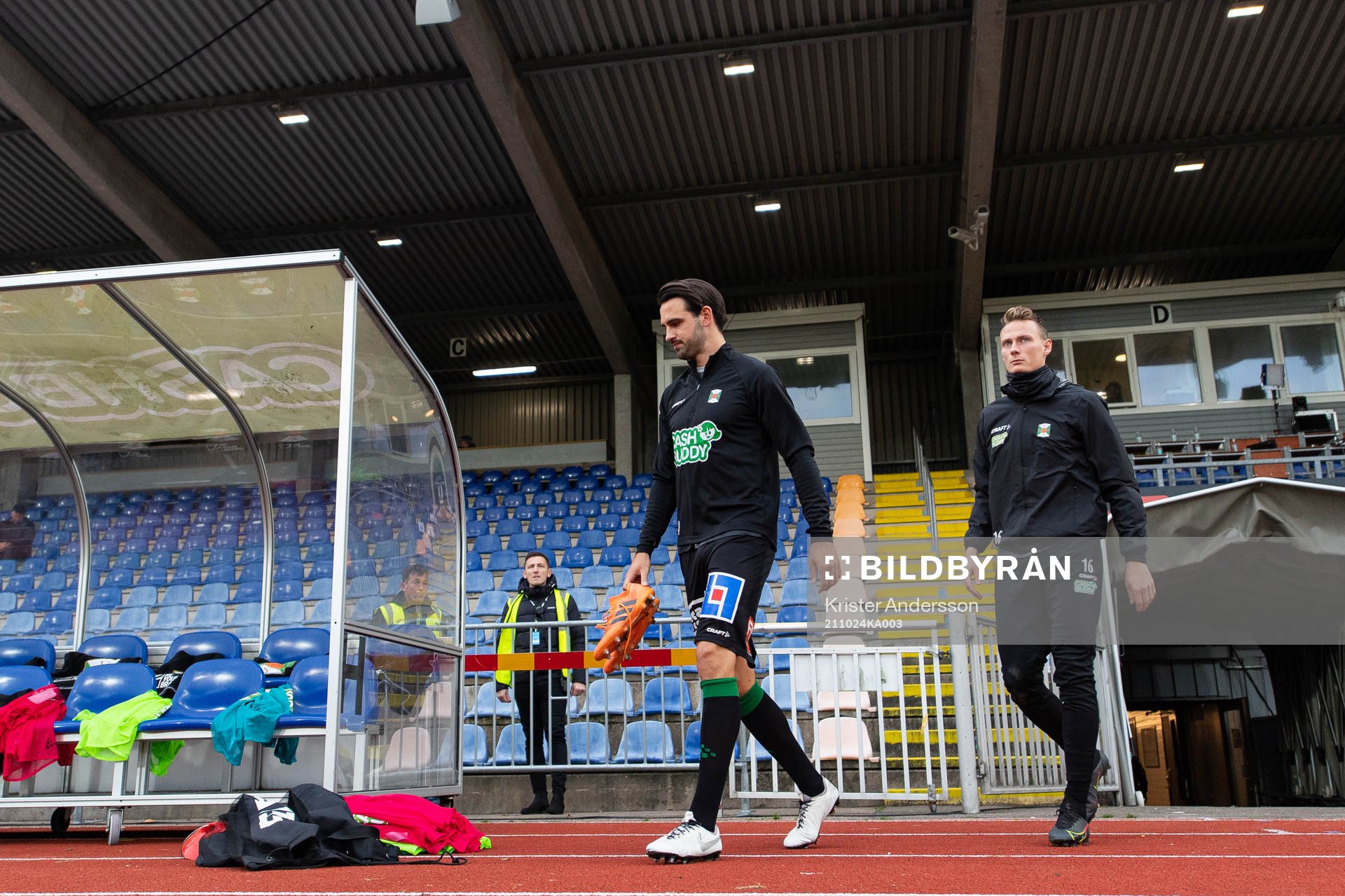 Varbergs Oliver Stanisic och Alexander Johansson före fotbollsmatchen i Allsvenskan mellan Varberg och Malmö FF den 24 oktober 2021 i Varberg.
