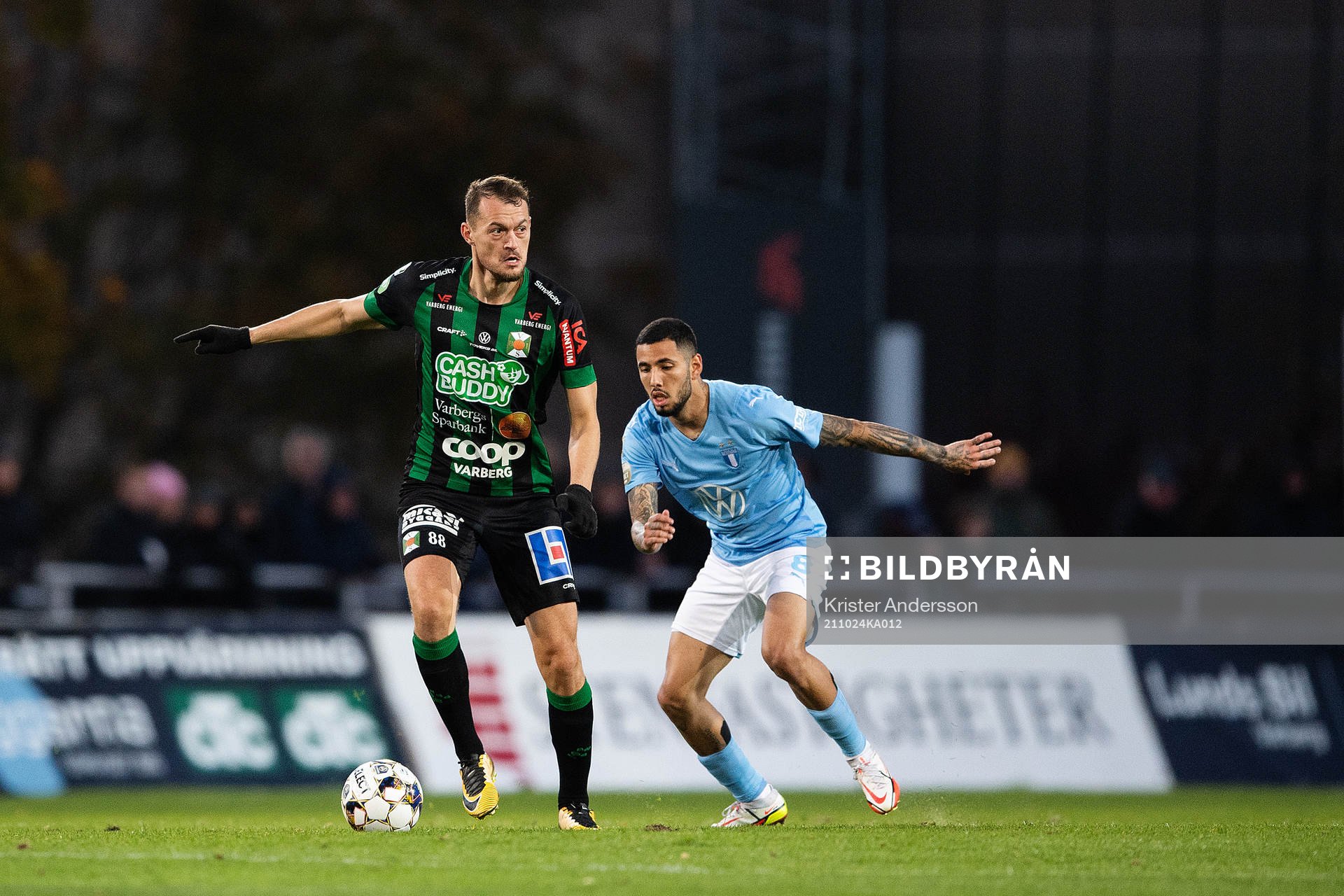 Varbergs Albert Ejupi och Malmö FFs Sergio Pena