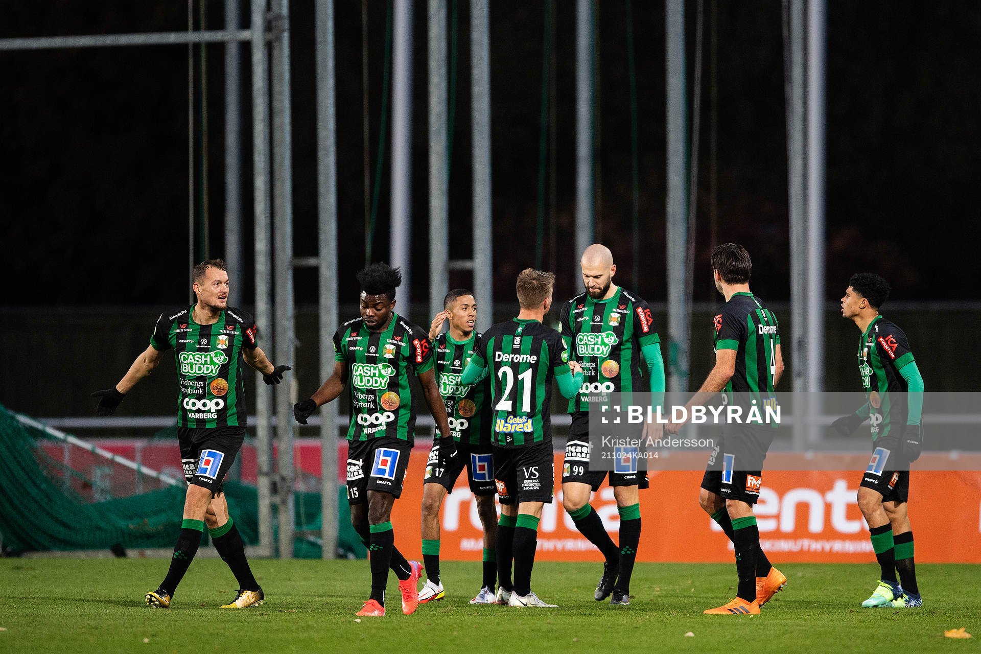 Varbergs Robin Simovic jublar efter 1-0 under fotbollsmatchen i Allsvenskan mellan Varberg och Malmö FF den 24 oktober 2021 i Varberg. 