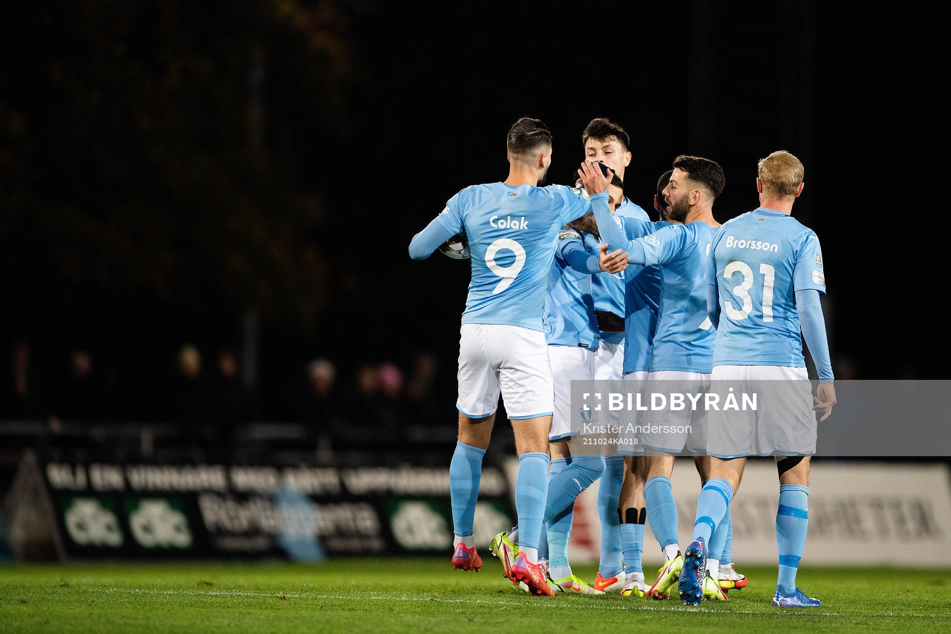Malmö FFs Veljko Birmancevic jublar efter 1-1 under fotbollsmatchen i Allsvenskan mellan Varberg och Malmö FF den 24 oktober 2021 i Varberg.