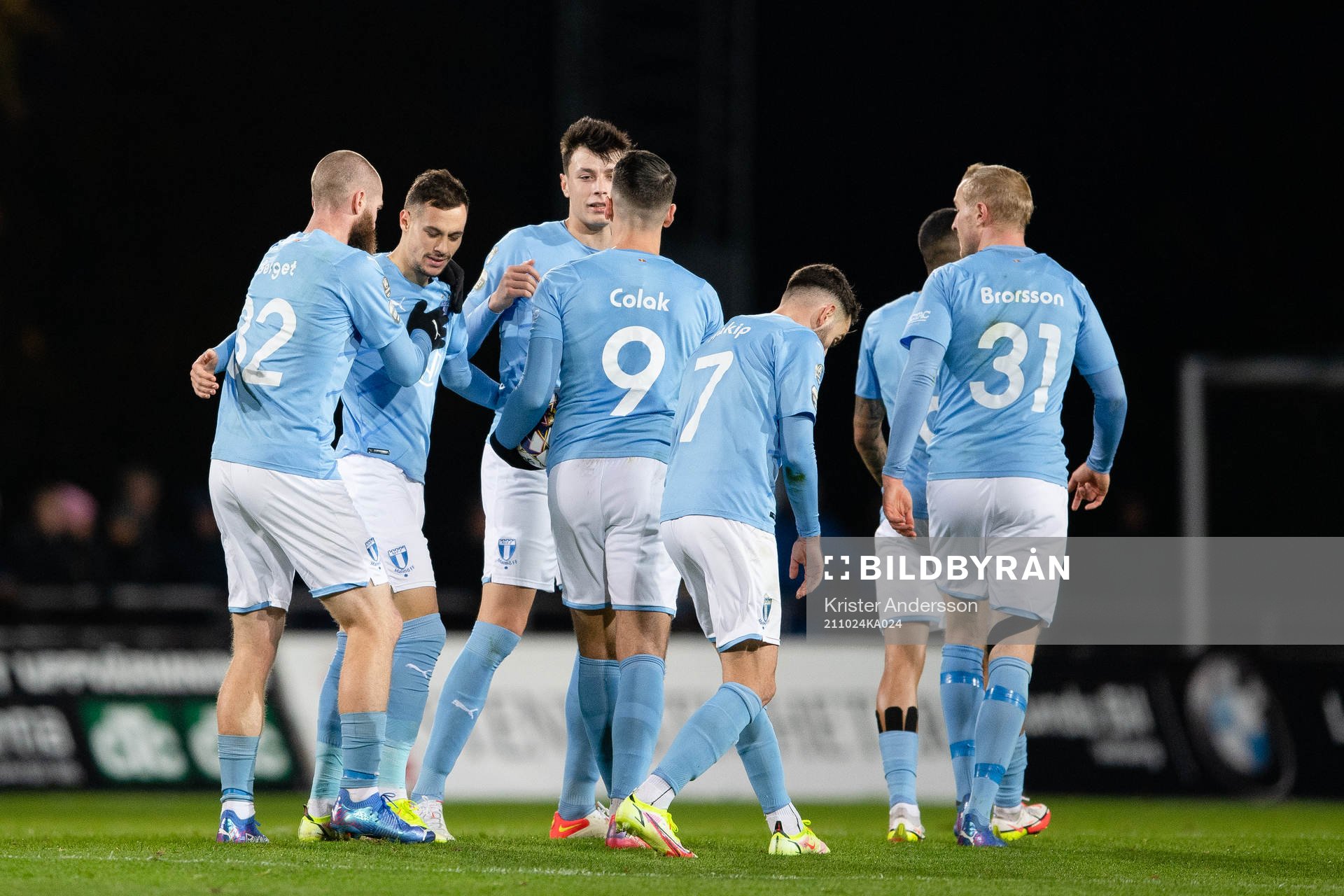 Malmö FFs spelare jublar efter 1-1 av Veljko Birmancevic under fotbollsmatchen i Allsvenskan mellan Varberg och Malmö FF den 24 oktober 2021 i Varberg.