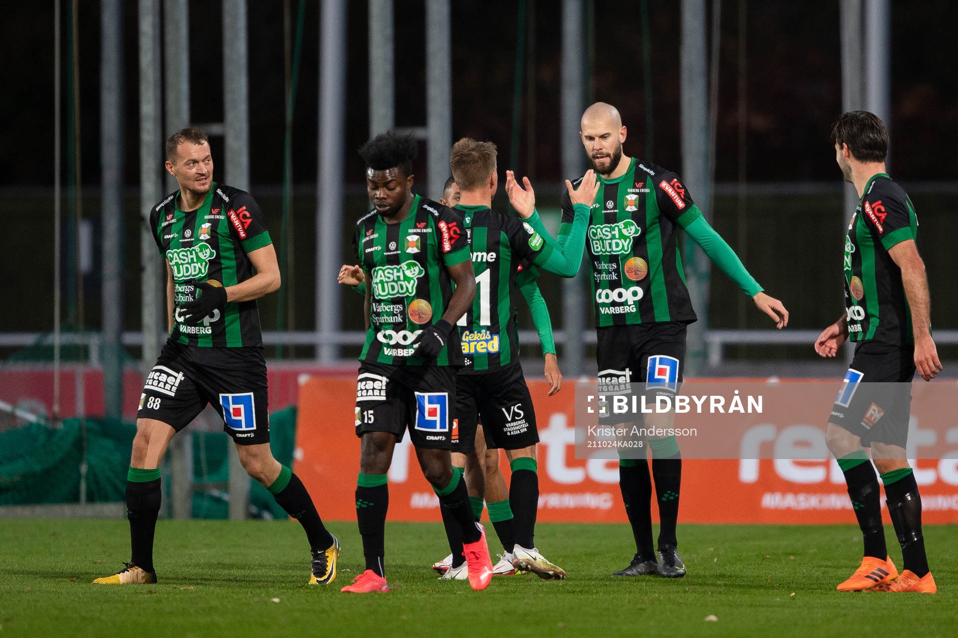 Varbergs Robin Simovic jublar med laget
