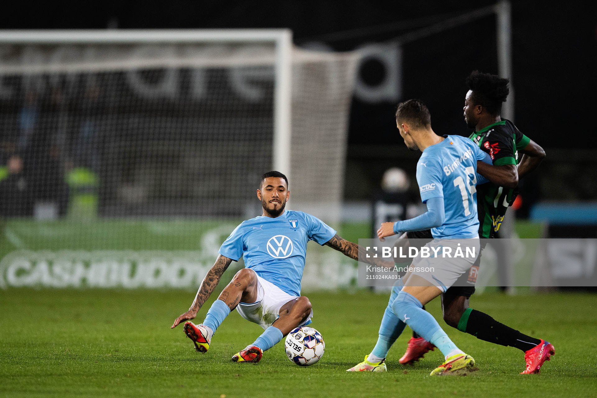 Malmö FFs Sergio Pena i en situation som leder till ett