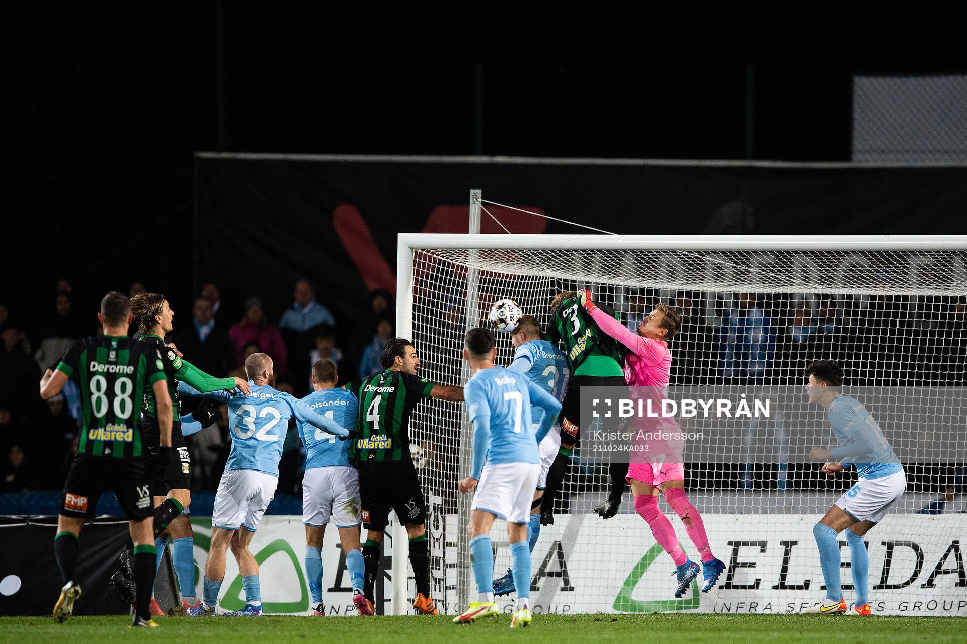 Malmö FFs målvakt Johan Dahlin med en räddning