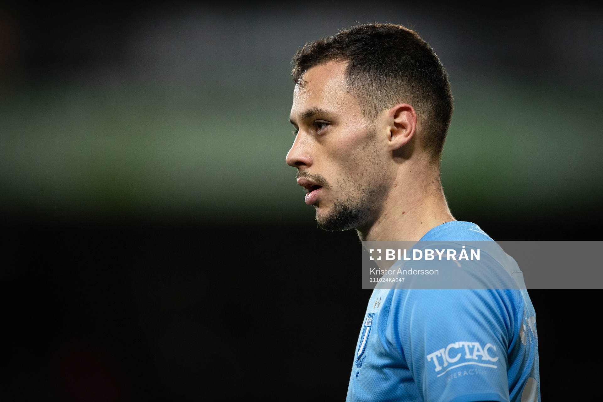 Malmös Veljko Birmancevic under fotbollsmatchen i Allsvenskan mellan Varberg och Malmö FF den 24 oktober 2021 i Varberg. 