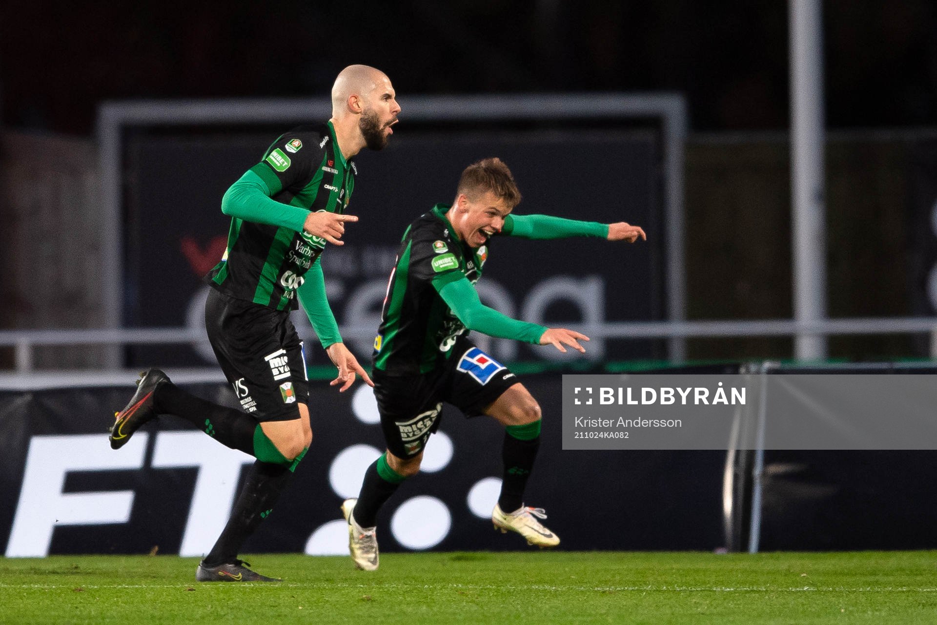 Varbergs Robin Simovic jublar med Victor Karlsson