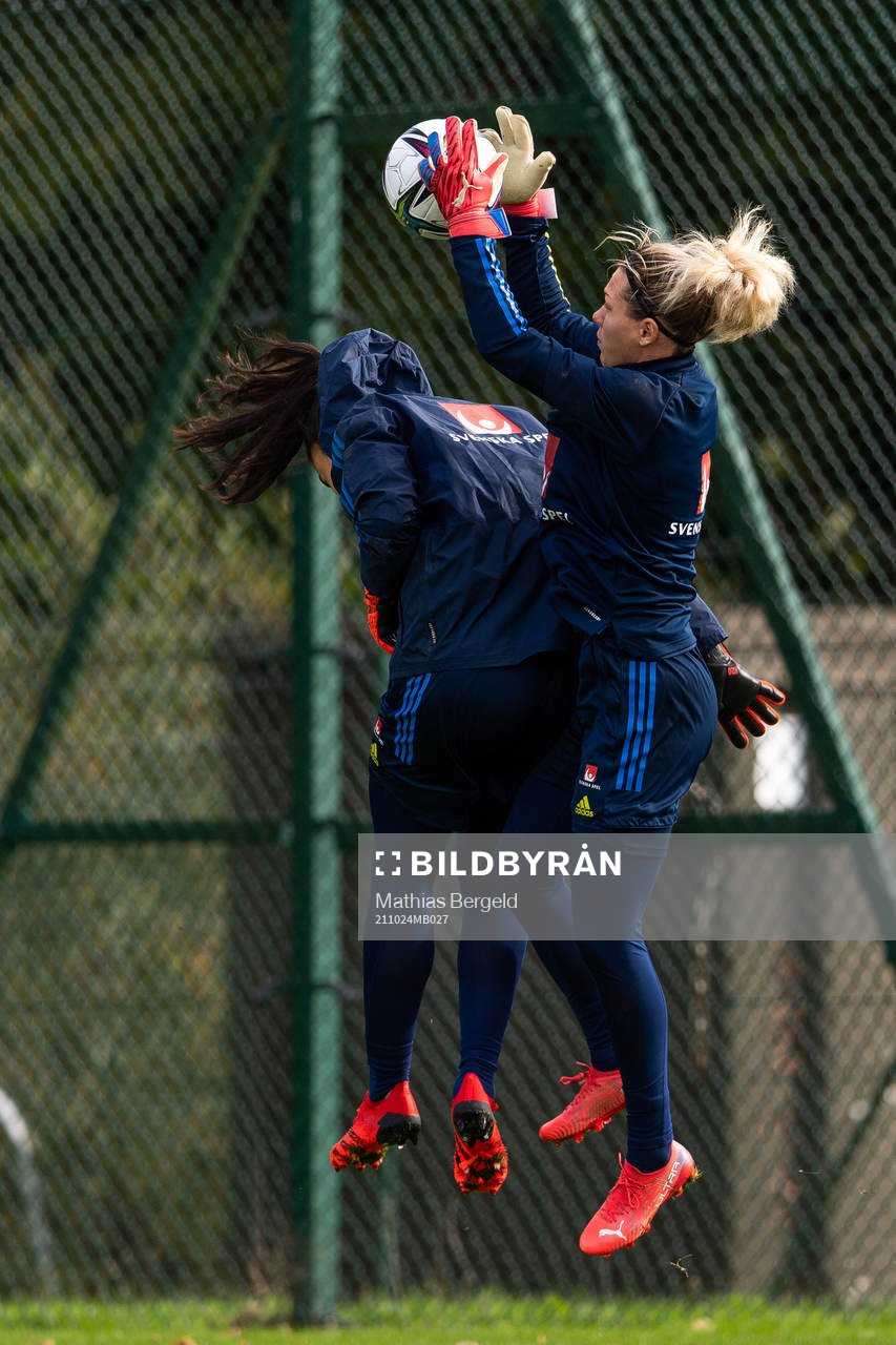 Goalkeepers Zecira Musovic and Jennifer Falk of the Swedish