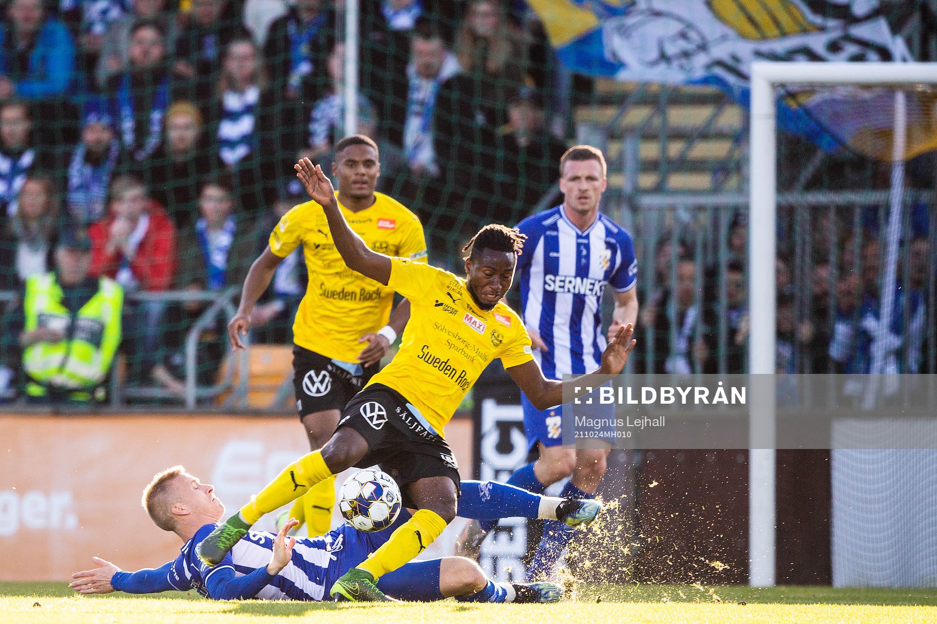 IFK Göteborgs Oscar Wendt och Mjällbys Mamudu Moro