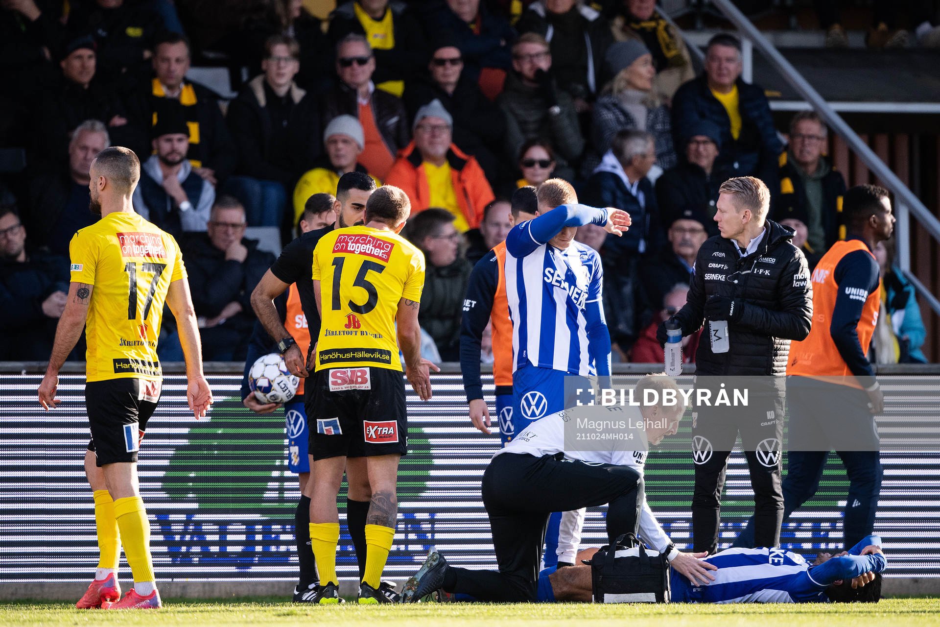 Mjällbys Ivan Kricak tilldelas ett rött kort medan IFK