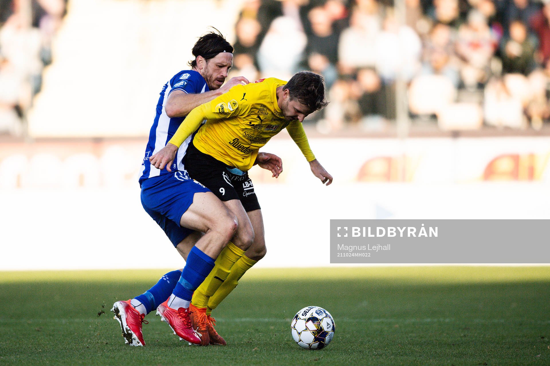 Mjällbys Joel Nilsson och IFK Göteborgs Gustav Svensson under fotbollsmatchen i Allsvenskan mellan Mjällby och IFK Göteborg den 24 oktober 2021 i Hällevik.