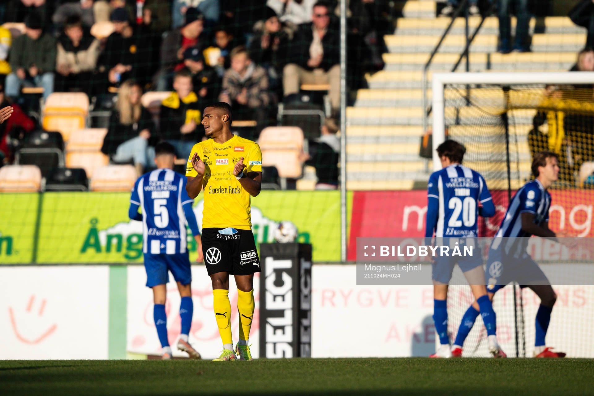 Mjällbys Amin Sarr jublar efter 1-1 under fotbollsmatchen i Allsvenskan mellan Mjällby och IFK Göteborg den 24 oktober 2021 i Hällevik.