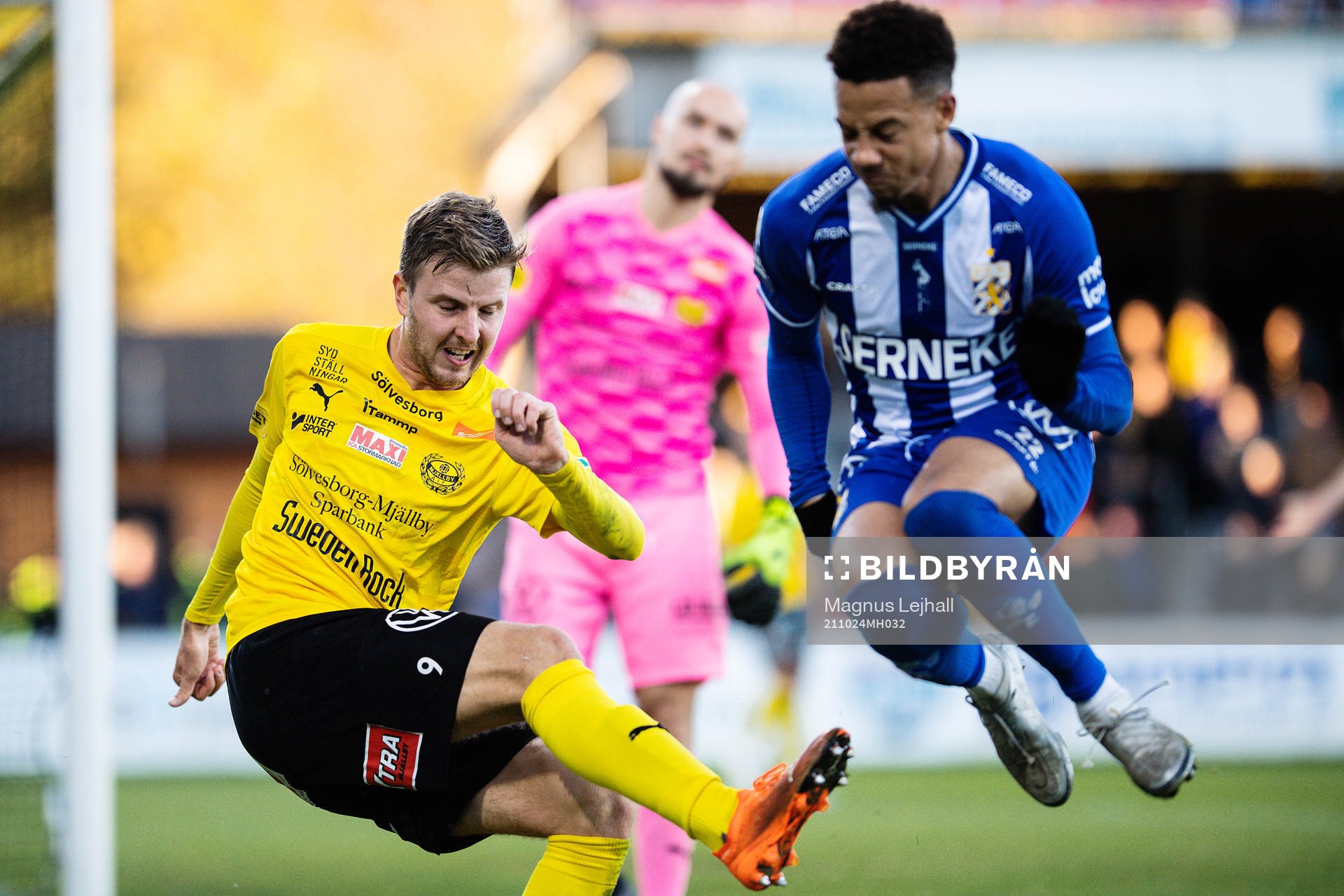 Mjällbys Joel Nilsson och IFK Göteborgs Tobias Sana