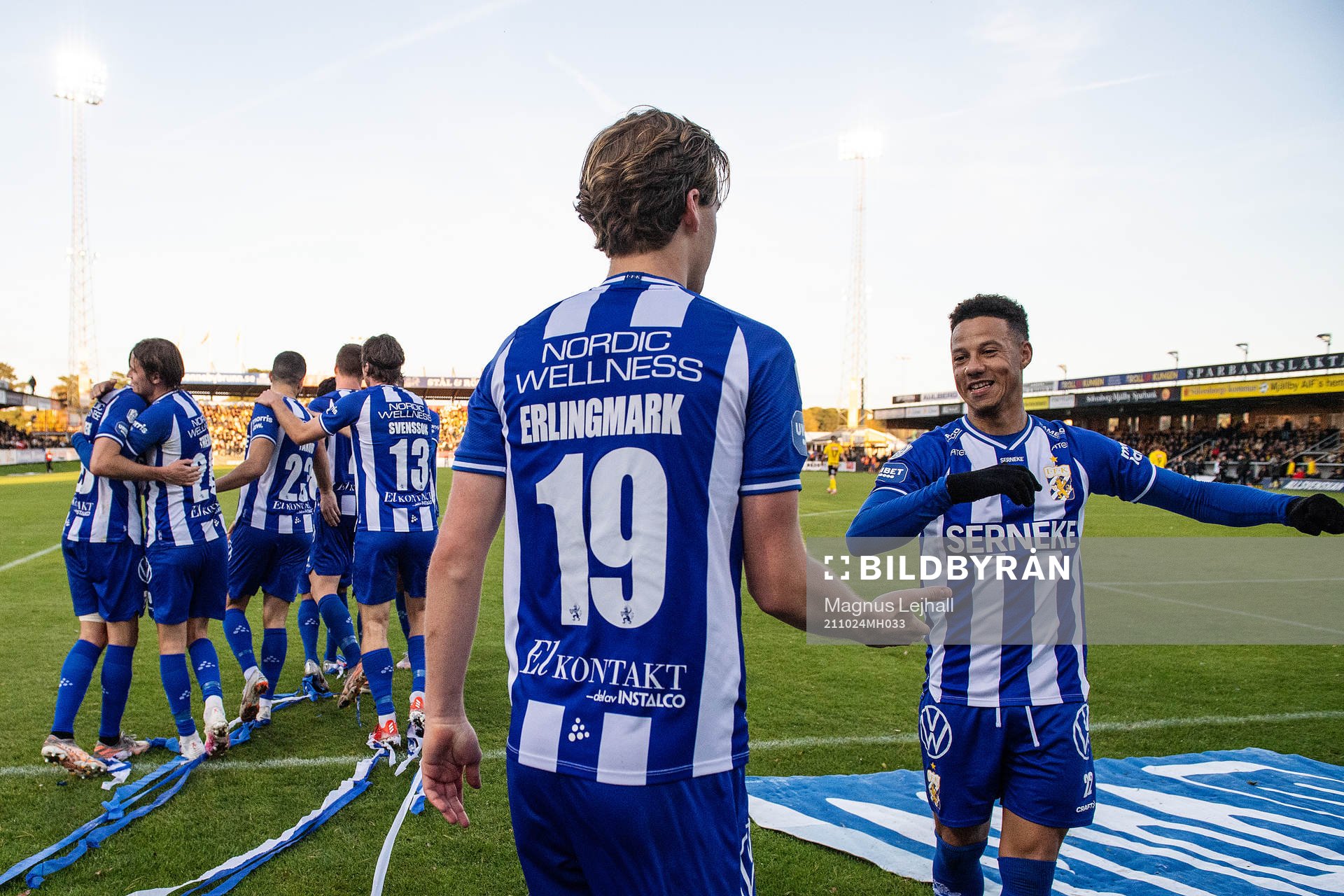 IFK Göteborgs Tobias Sana och August Erlingmark jublar efter 1-3 under fotbollsmatchen i Allsvenskan mellan Mjällby och IFK Göteborg den 24 oktober 2021 i Hällevik.