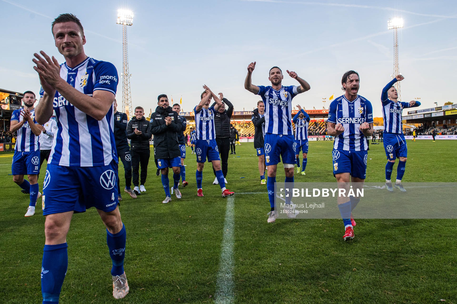 Göteborg jublar efter fotbollsmatchen i Allsvenskan mellan Mjällby och IFK Göteborg den 24 oktober 2021 i Hällevik. 