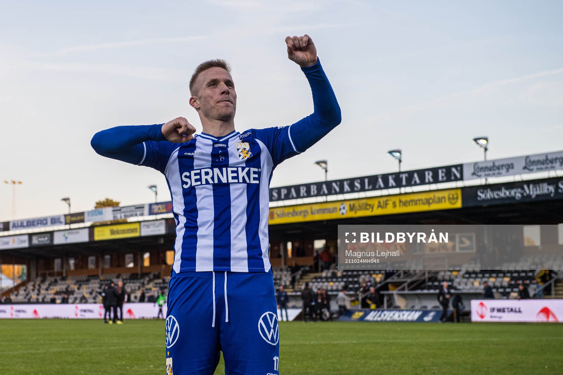 IFK Göteborgs Oscar Wendt  jublar och firas på sin