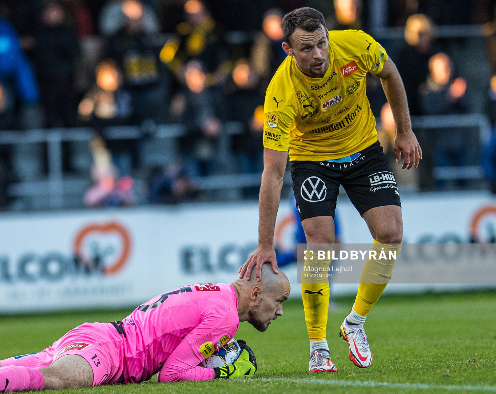 Mjällbys målvakt Carl-Johan Eriksson  och Max Watson