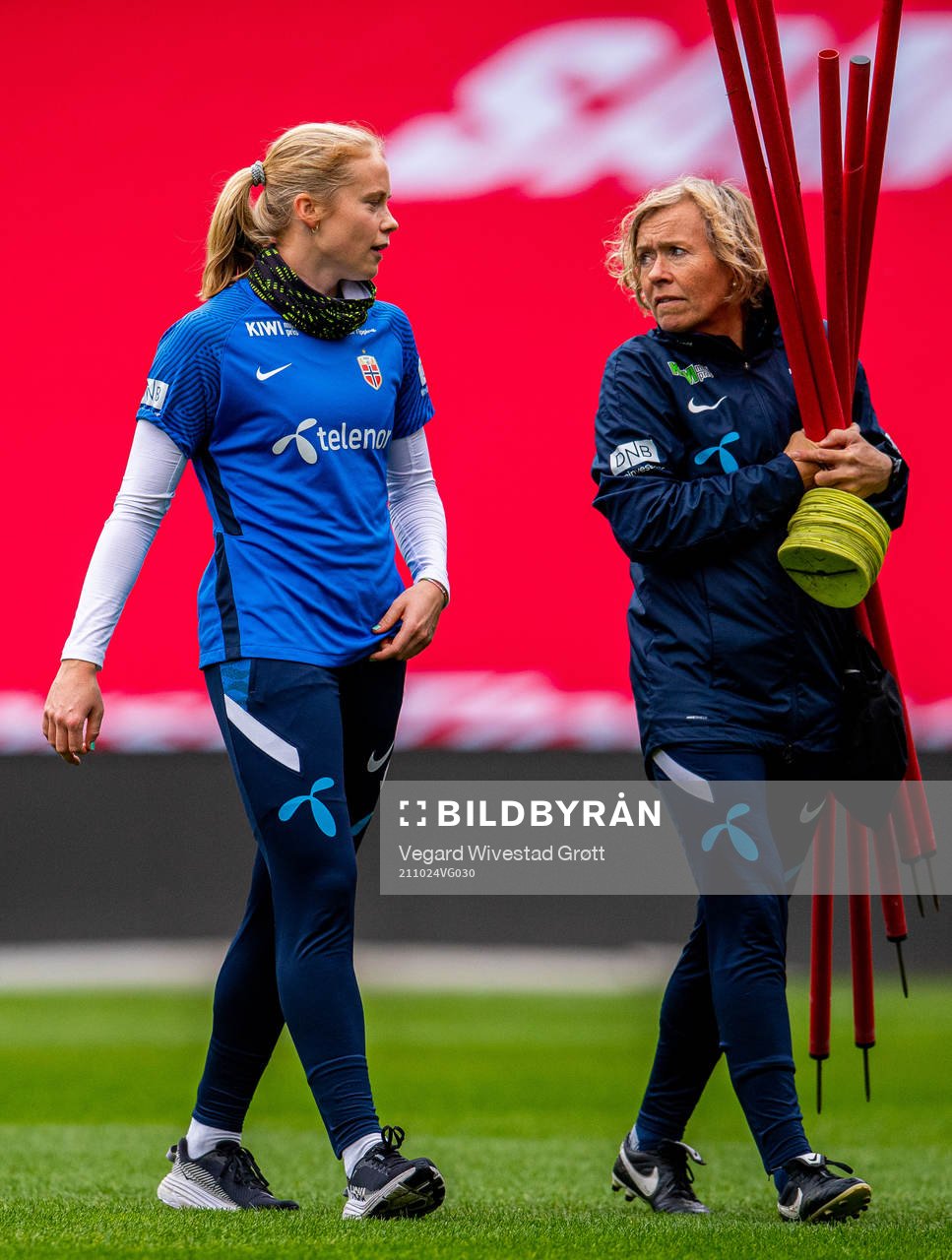 Julie Blakstad and Gunnvor Halmøy, physical coach of the