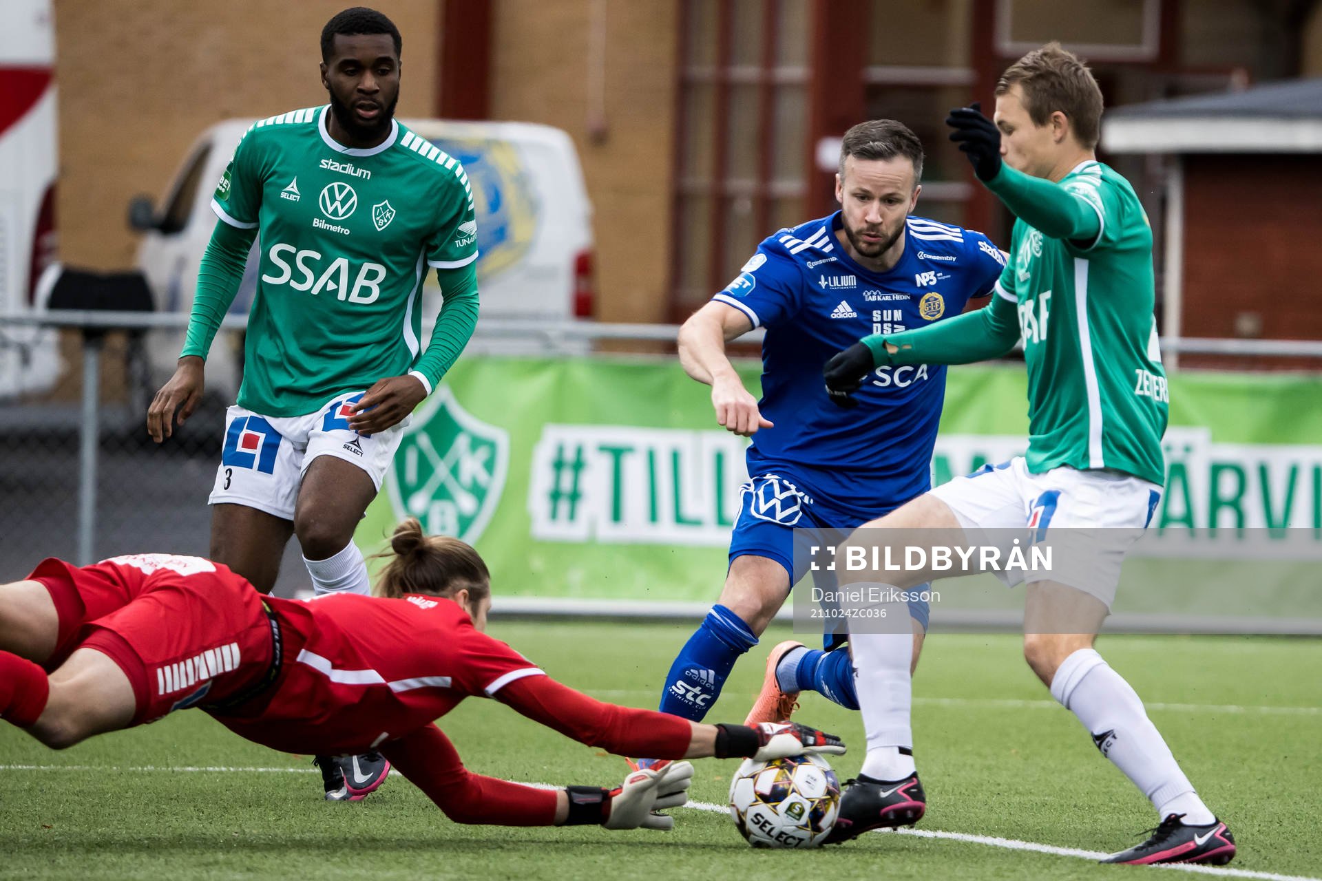 Sundsvalls Robert Lundström och Brages målvakt Adrian