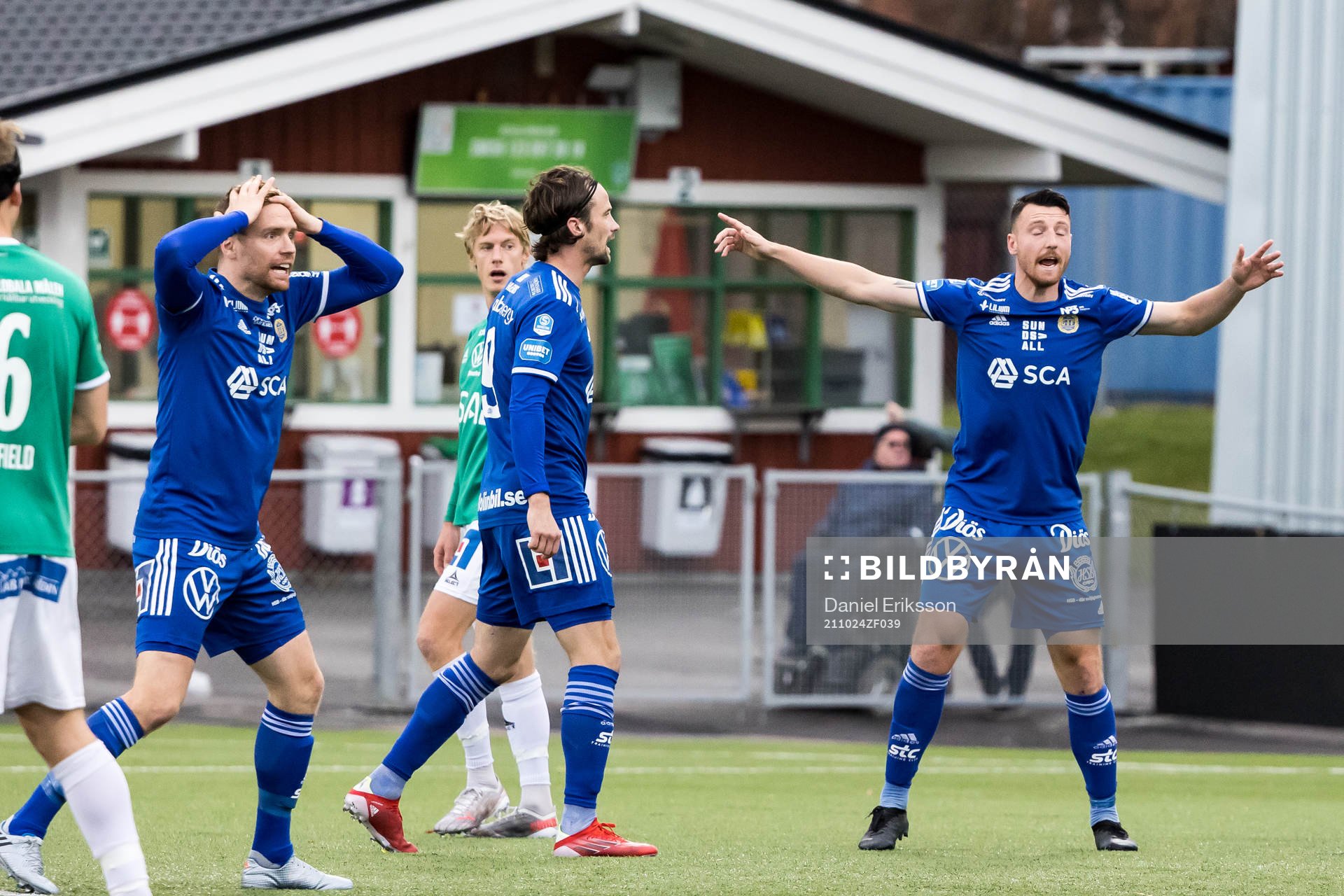 Sundsvalls David Myrestam och Alexander Blomqvist och Linus Hallenius under fotbollsmatchen i Superettan mellan Brage och GIF Sundsvall den 24 oktober 2021 i Borlänge. 