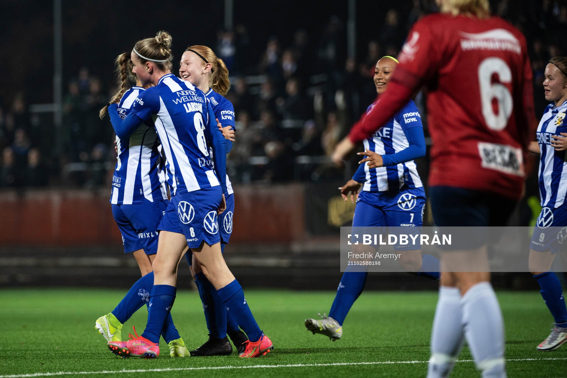 IFK Göteborgs Alexandra Larsson mfl jublar under fotbollsmatchen mellan Örgryte och IFK Göteborg den 25 oktober 2021 i Göteborg.