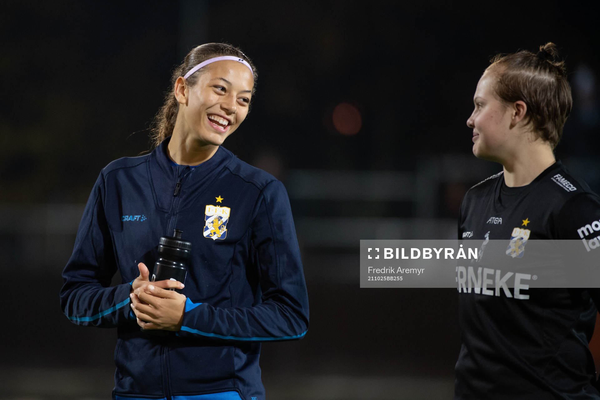 IFK Göteborgs lagkapten Malva Larsson och målvakten Hanna