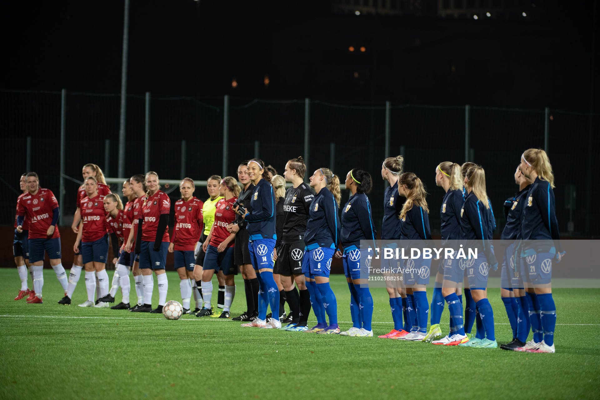 Lagen ställer upp innan fotbollsmatchen mellan Örgryte