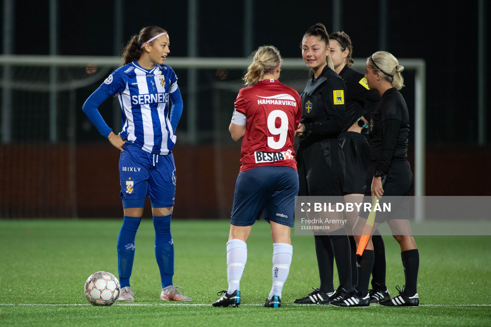 IFK Göteborgs lagkapten Malva Larsson och Öis lagkapten