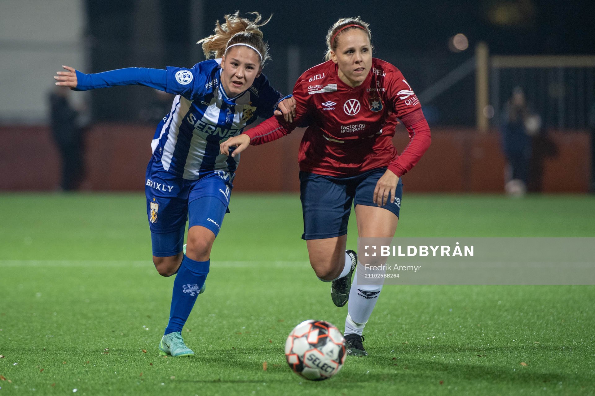 IFK Göteborgs Novalie Jensen i kamp med Örgrytes Elin Hemdal under fotbollsmatchen mellan Örgryte och IFK Göteborg den 25 oktober 2021 i Göteborg.