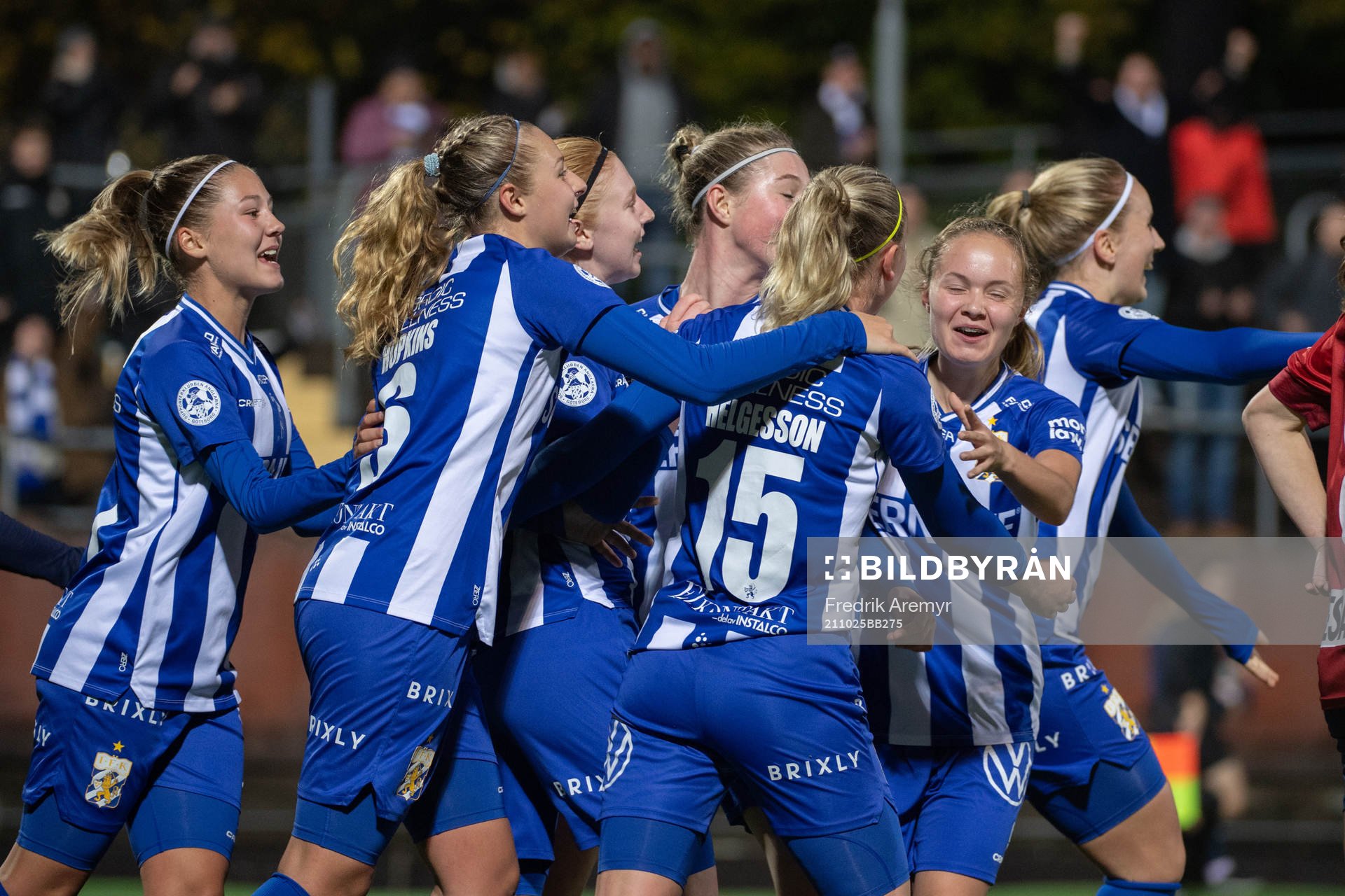 IFK Göteborgs spelare Novalie Jensen, Filippa Hopkins, Matilda Berg, Jenny Helgesson och Thilda Gianello jublar under fotbollsmatchen mellan Örgryte och IFK Göteborg den 25 oktober 2021 i Göteborg.